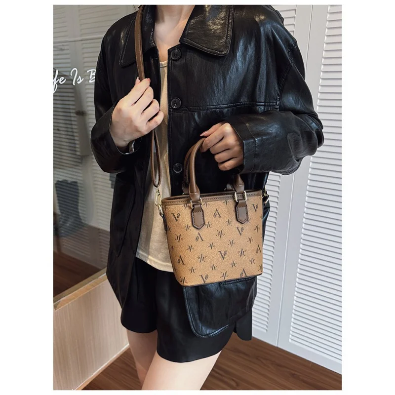 Damen-Umhängetasche aus Nubukleder mit trendigem, leichtem, weichem, täglichem Look im Vintage-Stil von Wales