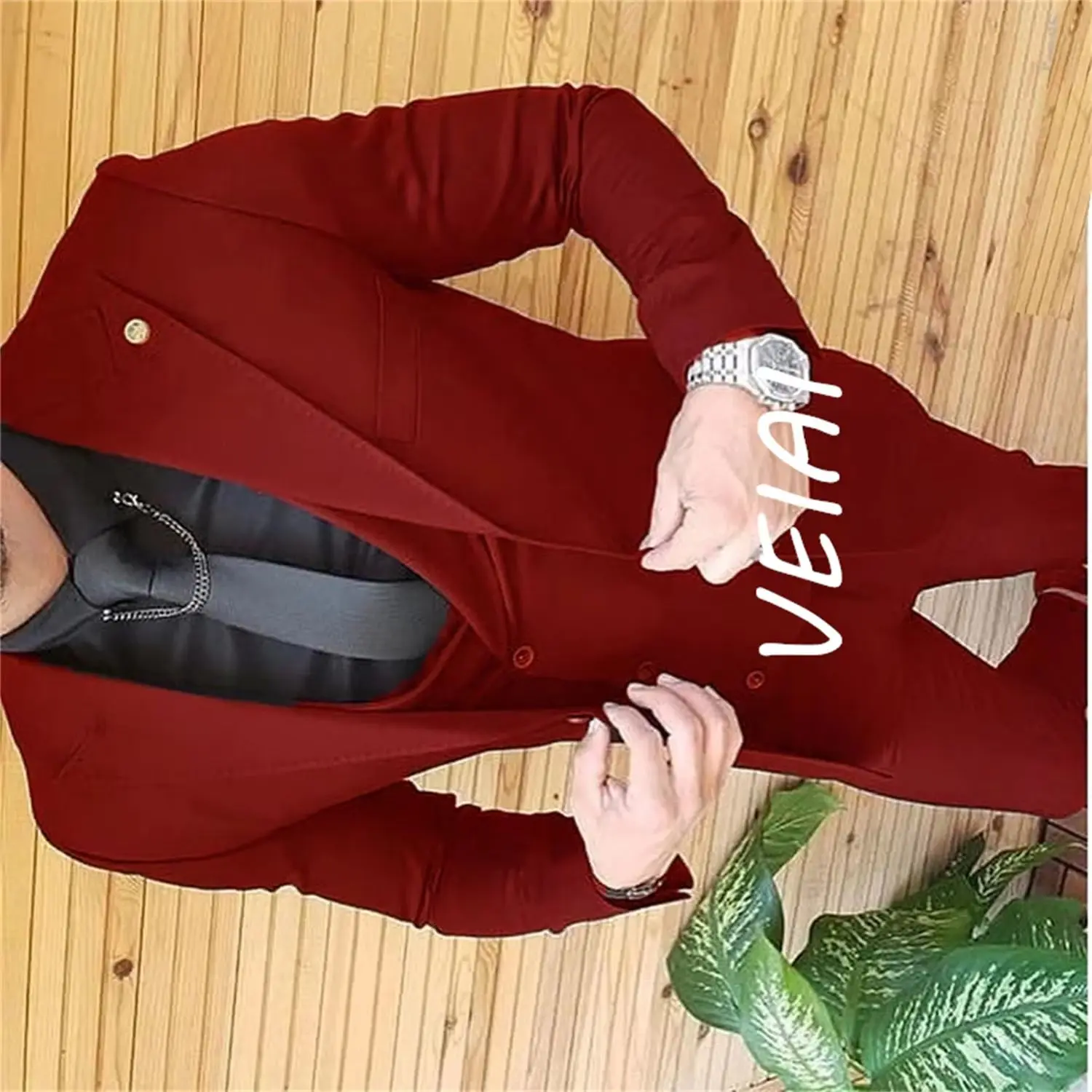 

Мужской индивидуальный костюм-тройка приталенного кроя с заостренными лацканами на одной пуговице для свадьбы - пиджак, жилет, брюки