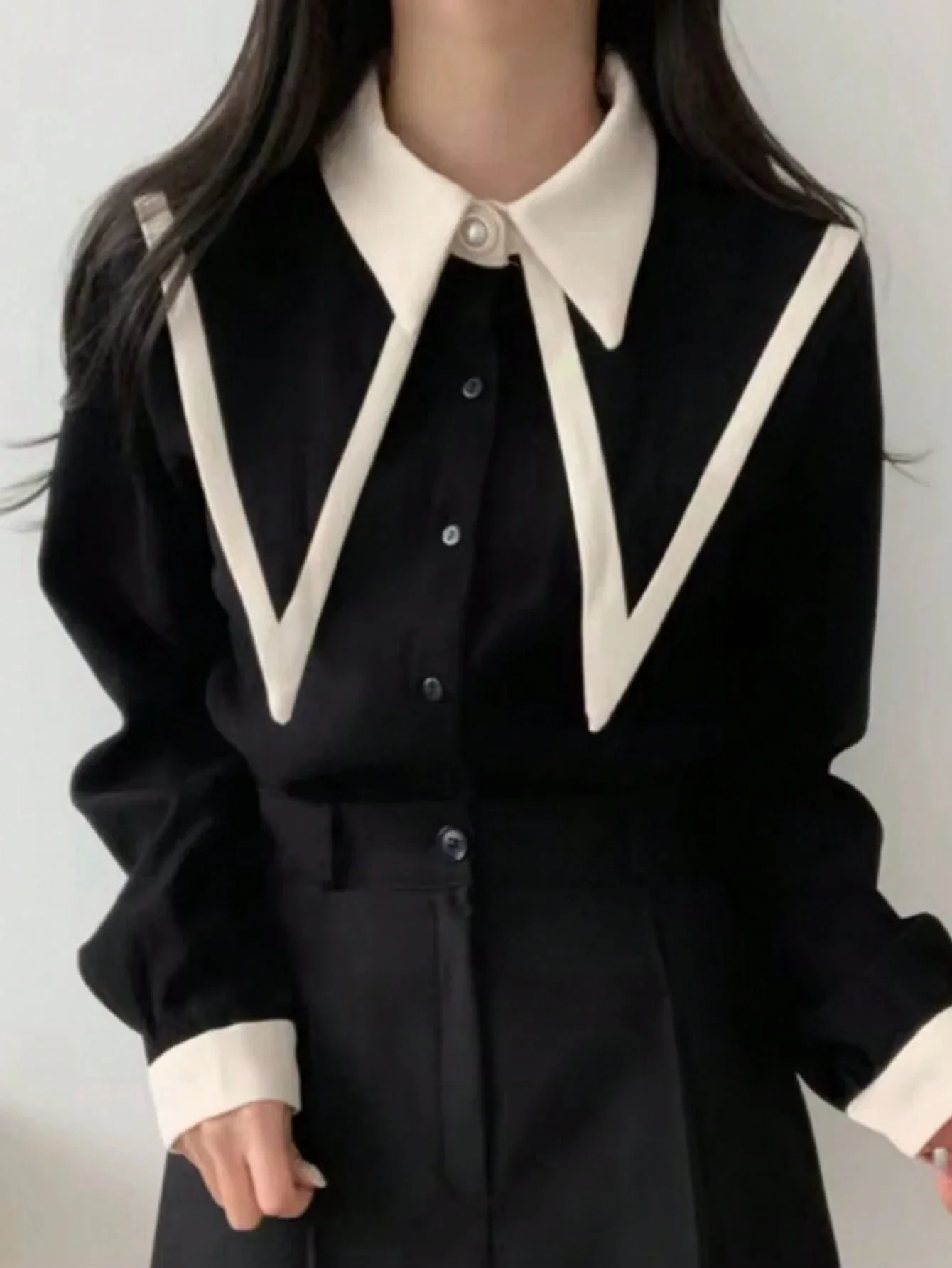 

Женская повседневная рубашка с контрастным воротником-стойкой, длинными рукавами и однобортной застежкой