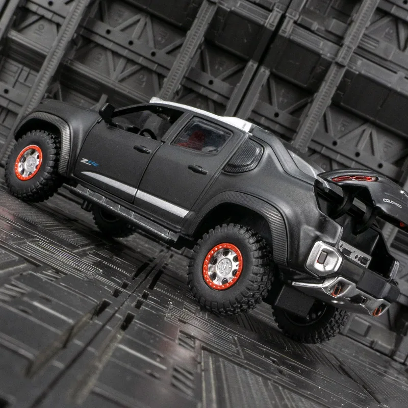 1:32 Chevrolet Colorado ZH2 modello di auto in lega diecast giocattolo in metallo veicoli fuoristrada modello di auto collezione di suoni e luci regali per bambini