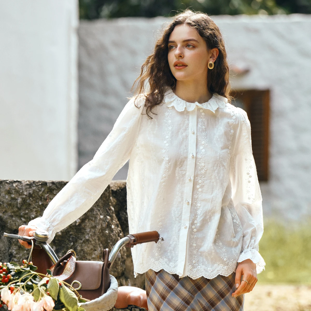 OLrain Women's French Elegant Embroidered Shirt 2025 Autumn Lace Collar Pearl Buttons Elastic Cuffs Loose-fit Shirt O57QC001302