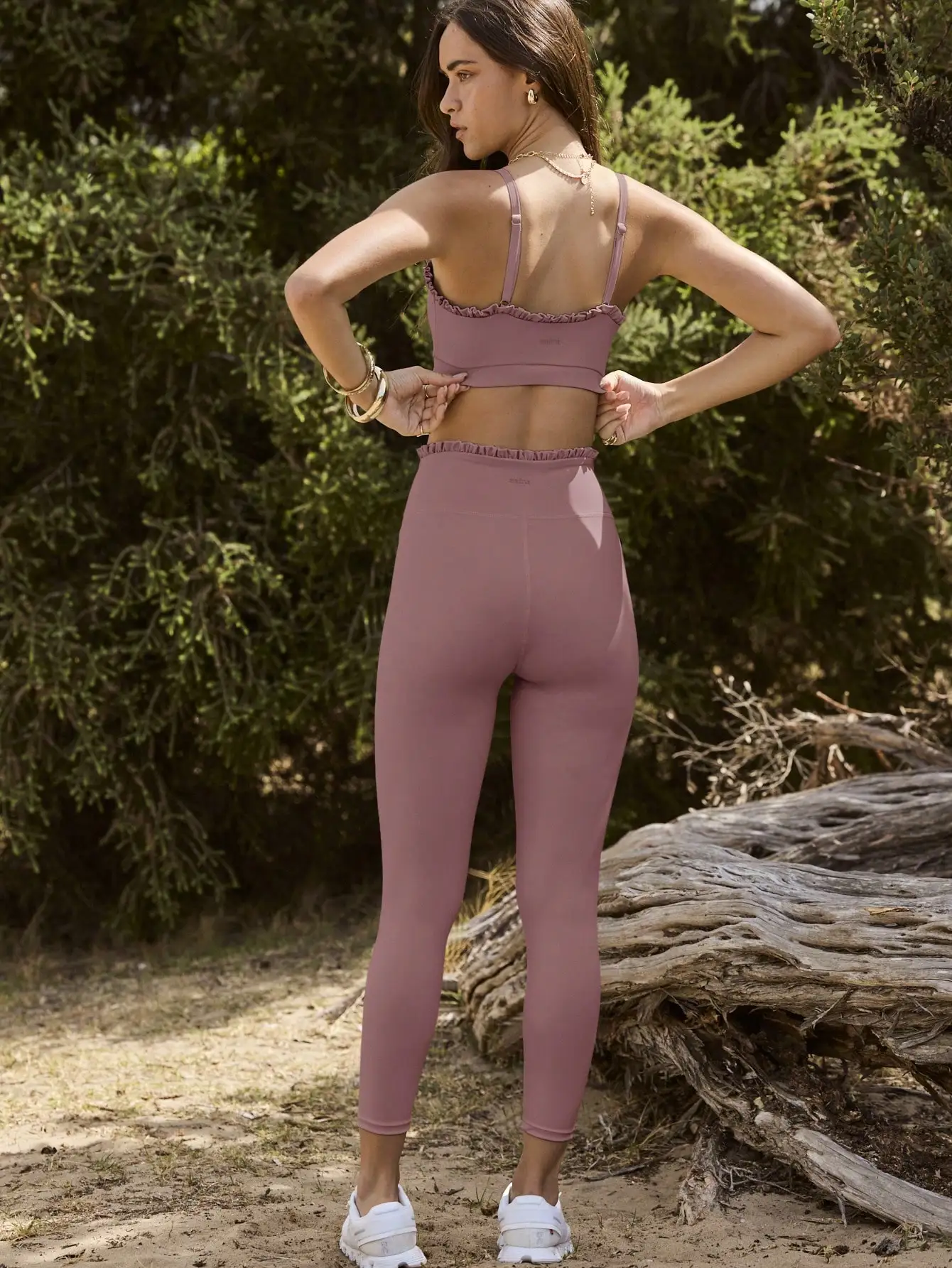 

Комплект из двух предметов: укороченный топ без рукавов с рюшами и леггинсы с высокой талией для тренировок