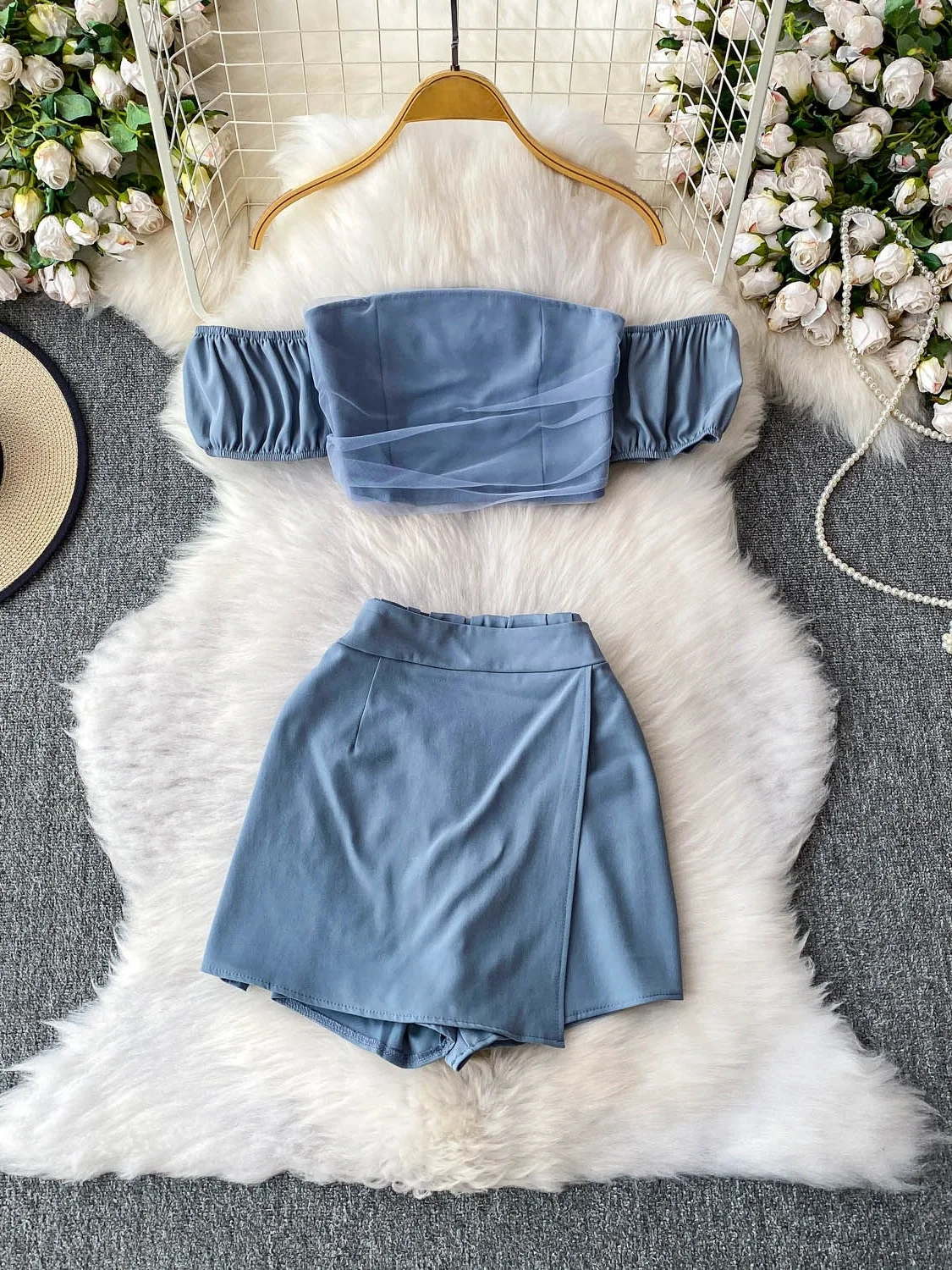 Conjunto de duas peças para mulheres jovens: cseta sexy com ombro de fora e  saia curta com fenda e design de cintura ...