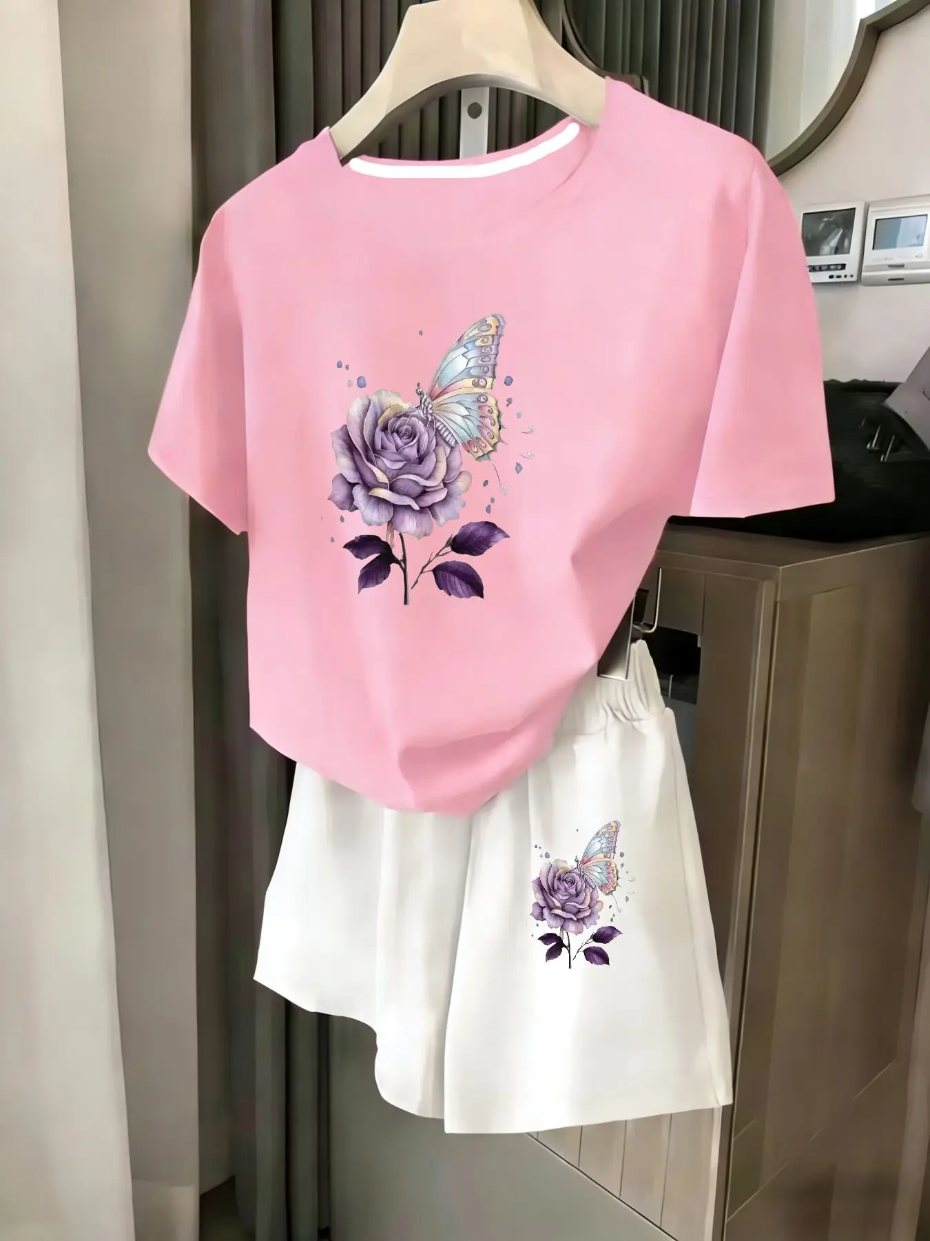 

Женский комплект из 2 предметов, летний комплект для пляжного отдыха, повседневная футболка с круглым вырезом и короткими рукавами, шорты с эластичной резинкой на талии, удобный костюм