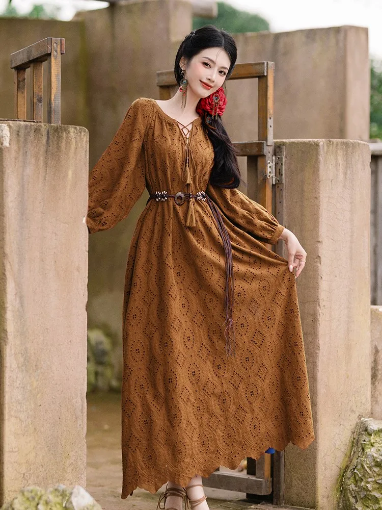 Een kaki jurk met exotische stijl voor post-apocalyptische reizen van vrouwelijke studenten