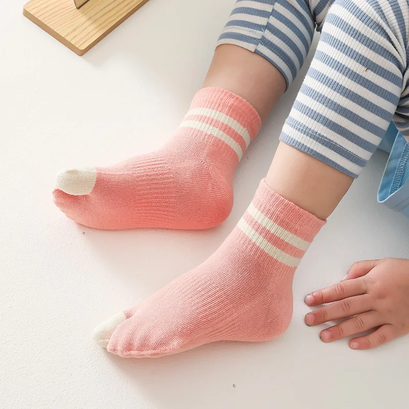 Chaussettes Tabi fendues pour enfants, chaussettes mi-tube rayées, chaussettes à deux doigts pour étudiants, bébés garçons et filles, chaussettes mignonnes avec orteils courts, mode, 5 paires