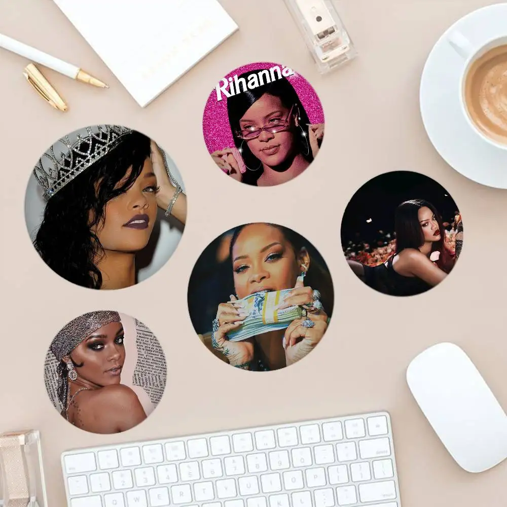 Insignias de la famosa cantante Rihanna, de música pop, creativas, de hojalata, tipo pin o broche, para ropa y mochilas