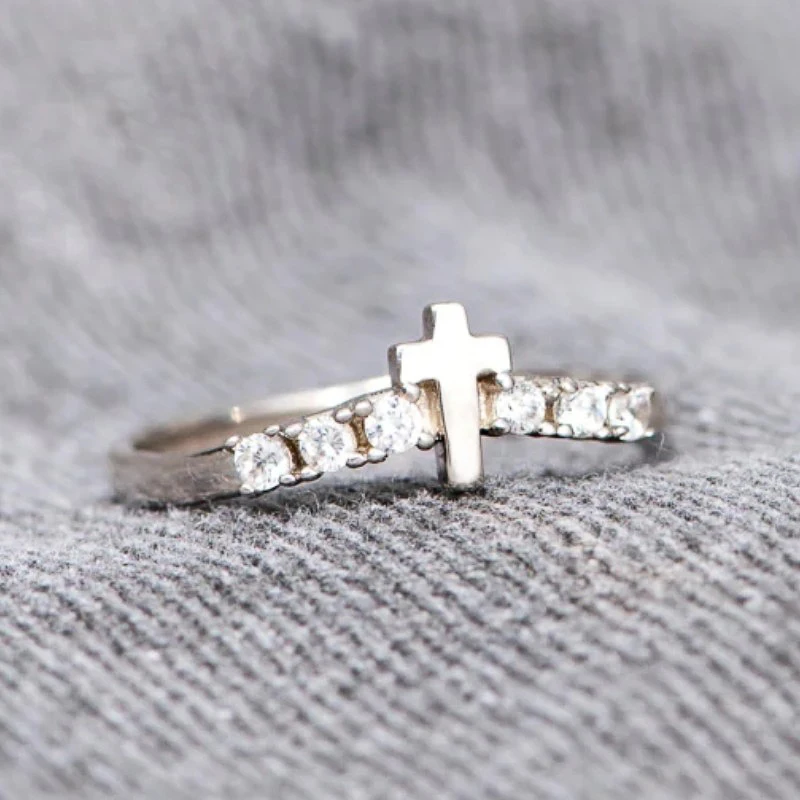 Huitan Frauen Kreuz Ringe zeitlosen Stil Silber Farbe Kristall Zirkon Zirkon Mode Ringe täglich tragen Aussage Schmuck für Frauen