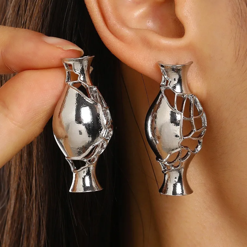 Creative Silver Color Hollow Vase Stud Earrings Can Insert Dried Daisy Flower Art Sculpture Earring for Women Statement Jewelry