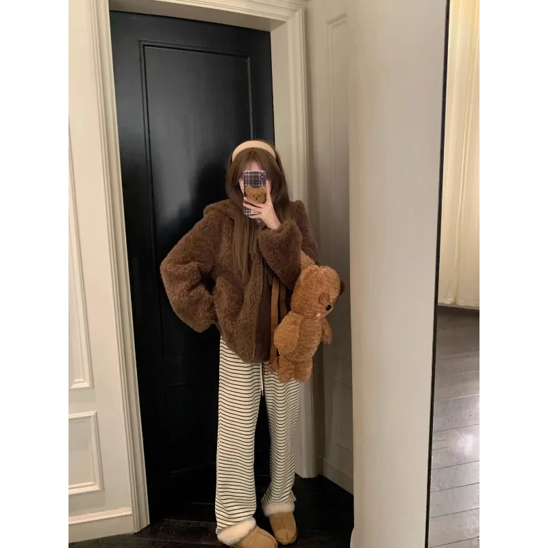 新しい秋冬のゆったりとしたフード付き厚手の暖かいプラッシュトップラムズウールコート女性用