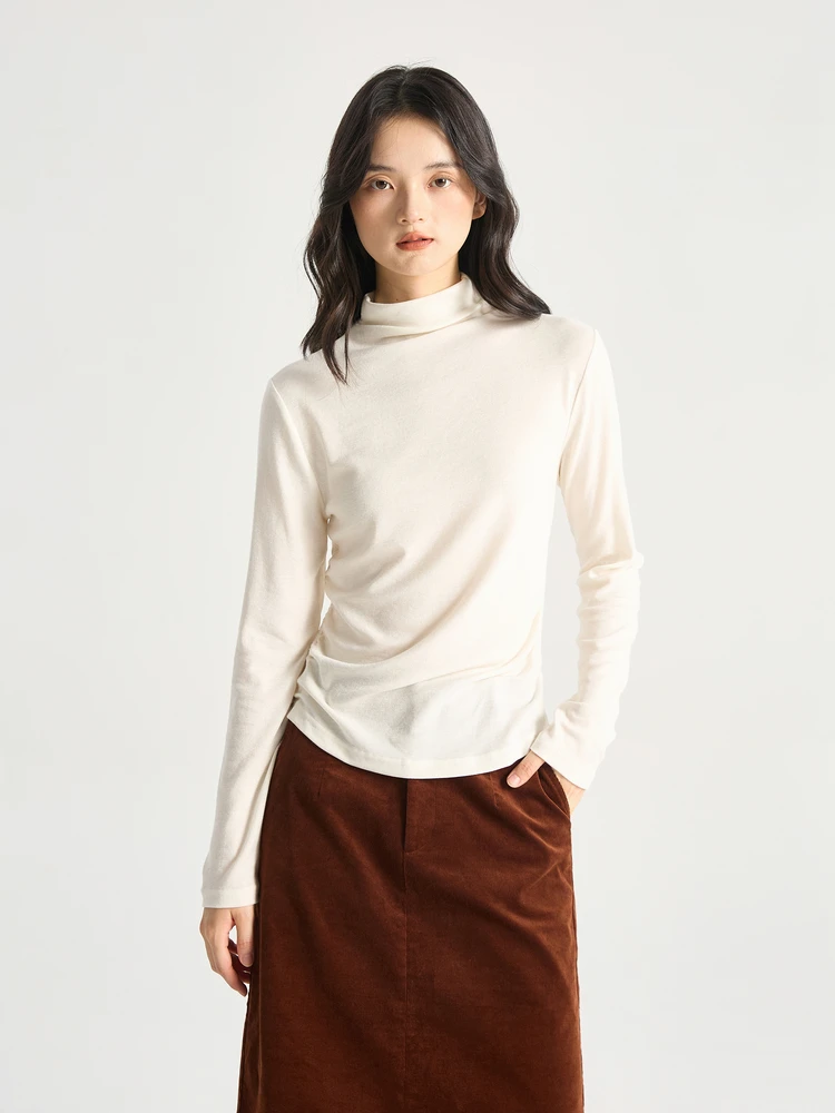 

Приятный к коже шерстяной вязаный свитер с завышенной талией и высоким воротником, мягкий и удобный, с длинными рукавами.