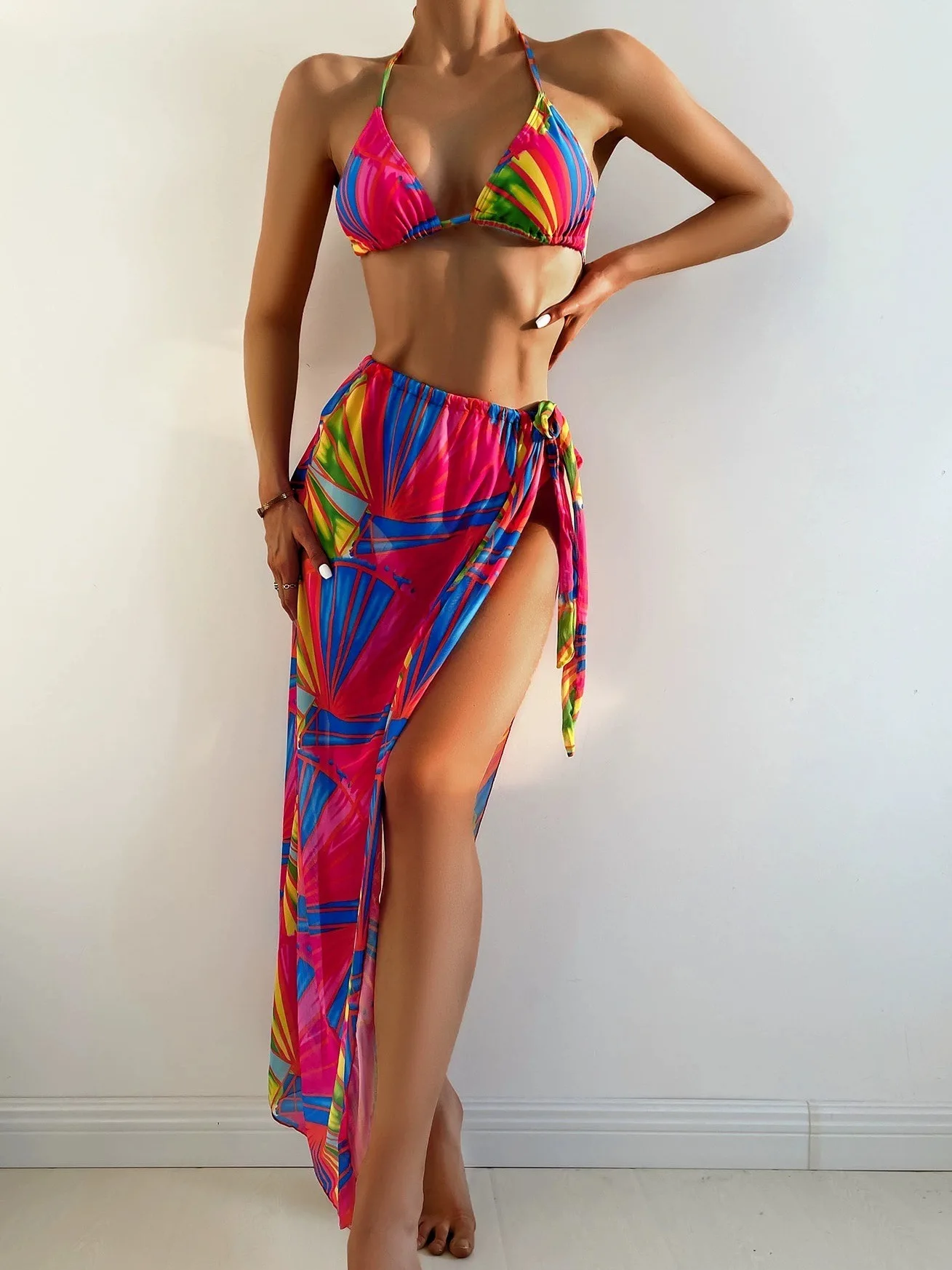 

Сексуальный женский комплект бикини с 3 фото и юбкой, бюстгальтер с лямкой на шее, высокая талия, открытая широкая юбка, костюм 2025, летний пляжный купальник