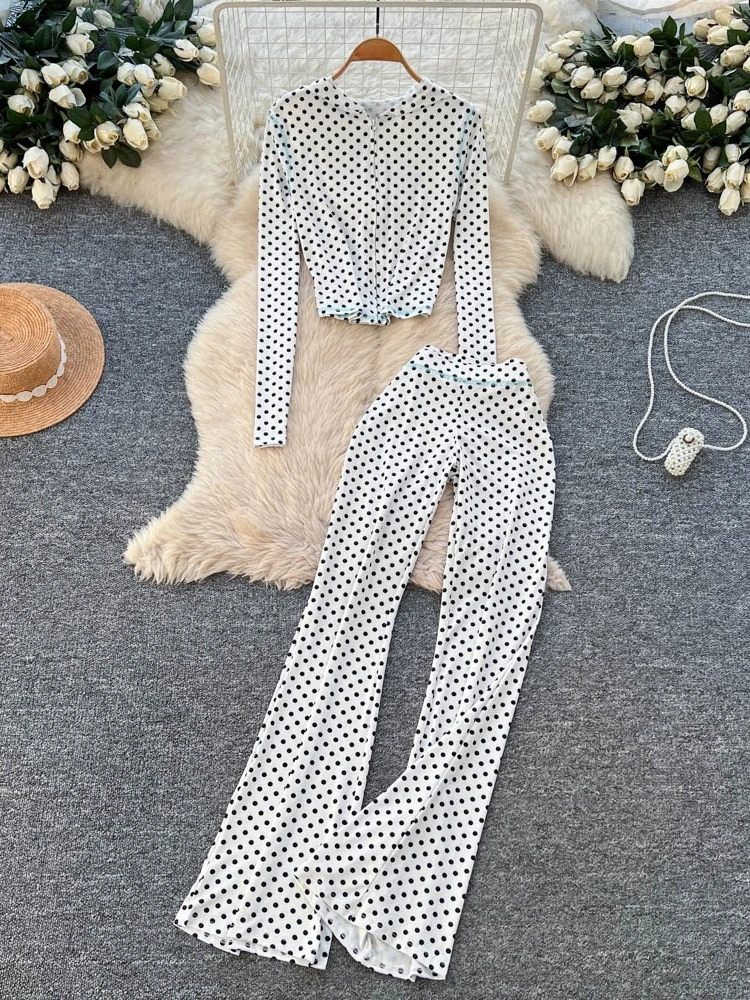 

Женский весенний новый комплект из двух предметов: приталенный кардиган с капюшоном на молнии в горошек и расклешенные брюки с высокой талией — модный образ