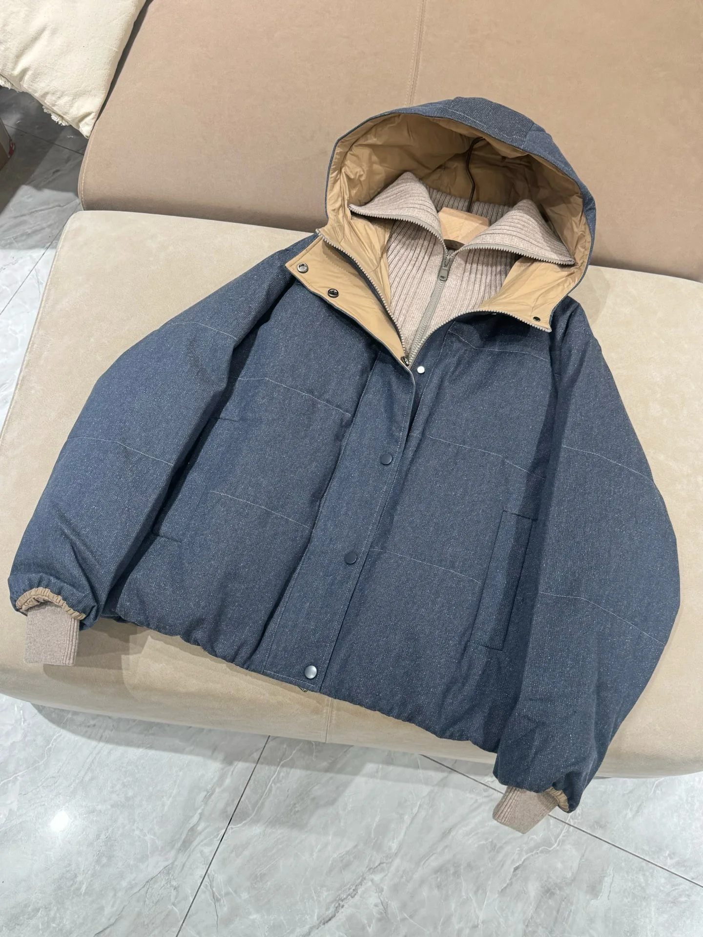 سترة نسائية شتوية جديدة عالية الجودة محبوكة بغطاء للرأس من ريش الإوز