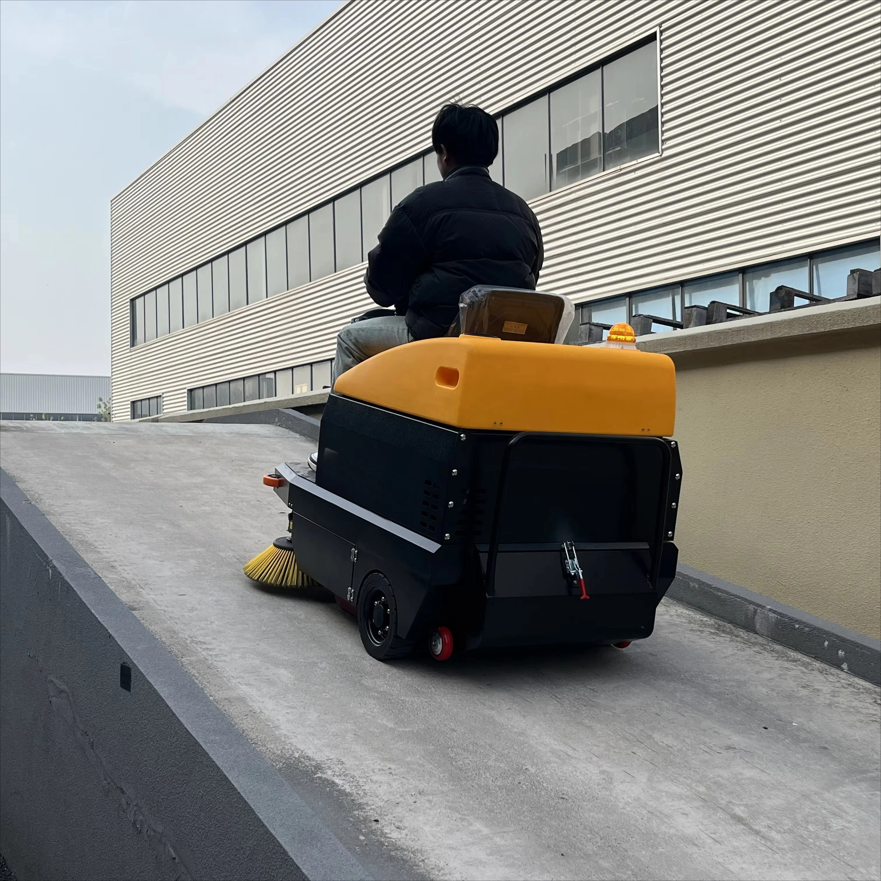 C100 Elektrische Ride-On robotische industriële vloerveegmachine