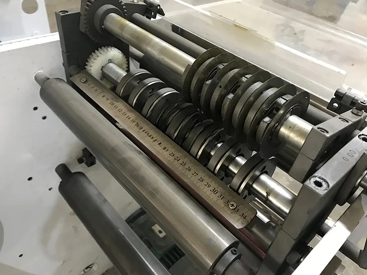 Taglierina e riavvolgitore per etichette adesive a torretta automatica ad alta velocità