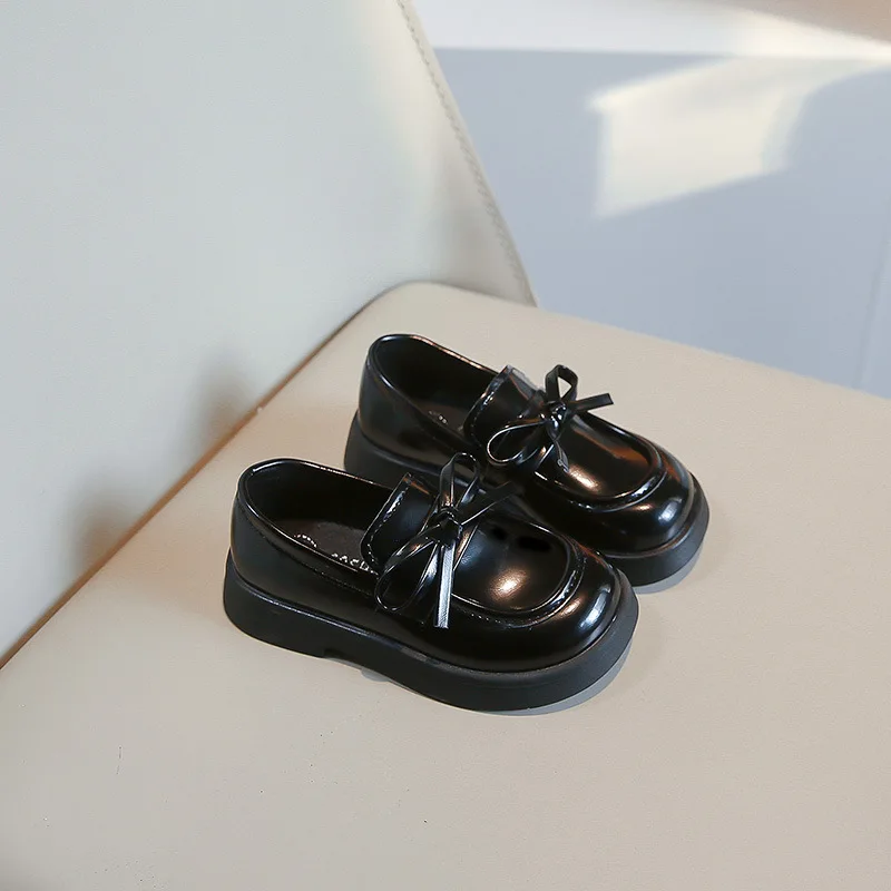 Mocassim de couro pequeno preto para meninas, fundo macio, bombas Princess Bowknot, bombas simples de um pedal, primavera e outono, novo, 2024