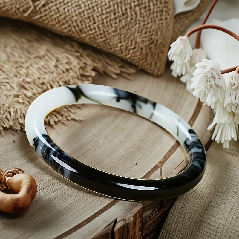

Elegant, Stylish and Simple Black and White Bracelet, Suitable for Daily Wear and Accessories