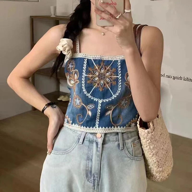 بلوزة كامي من الدنيم باللون الأزرق للنساء ، توب قصير مفتوح منسوج بزهور مطرز ، خزان تينجيرل ، ملابس بوهيمي للعطلات الصيفية