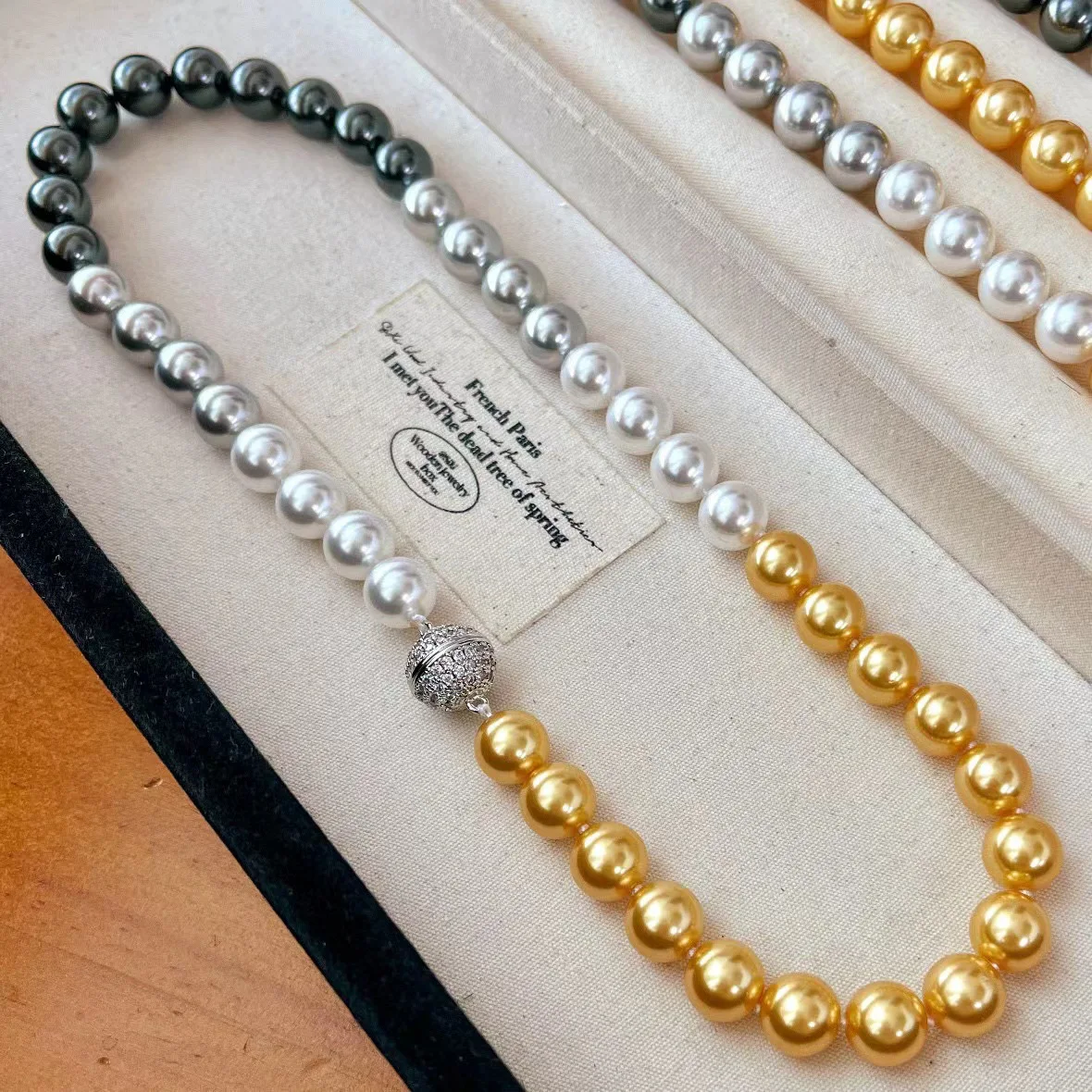 

New retro 10MM strong light round Maillard wind gradual change warm coffee shell pearl round pearl necklace