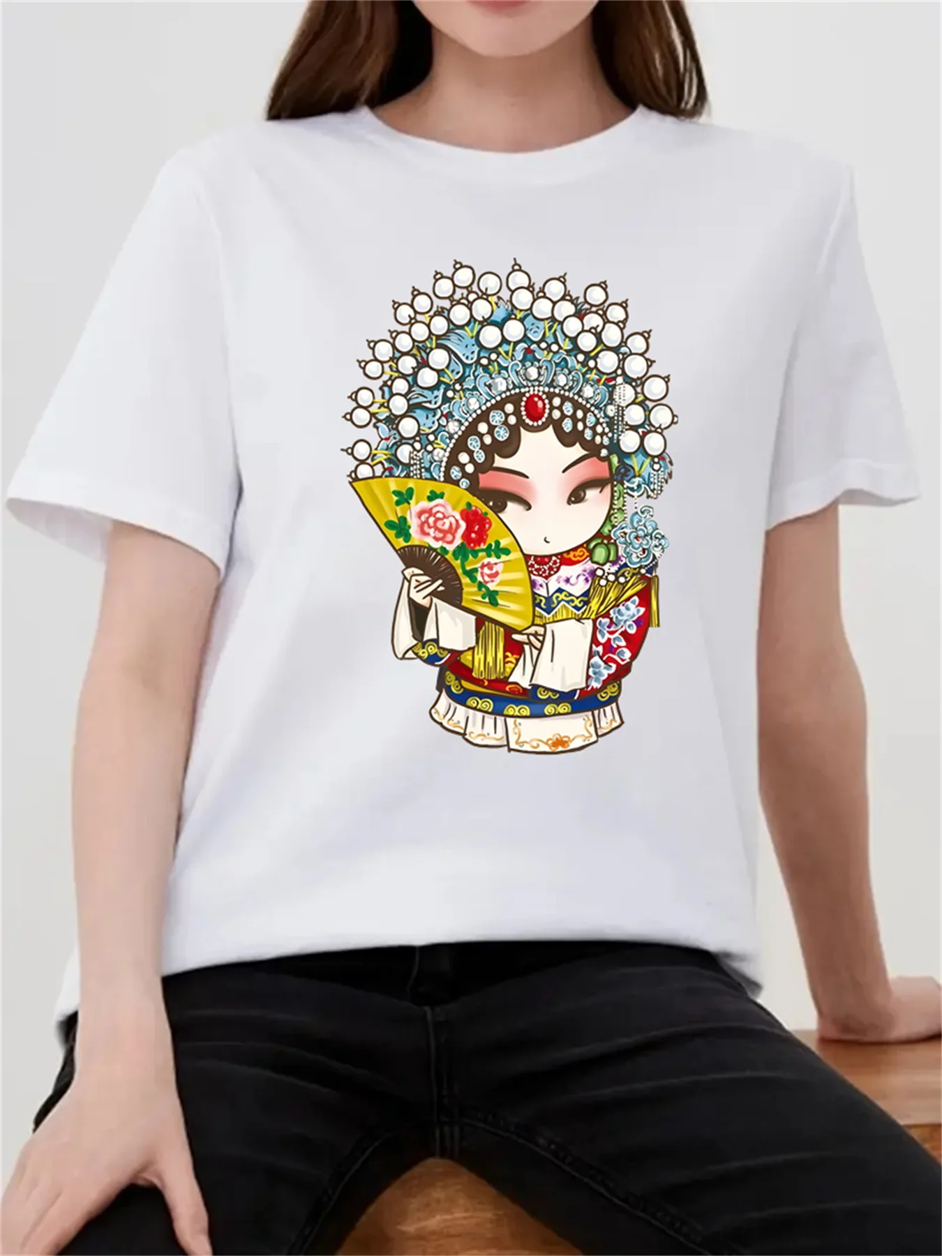 Kaos Kasual Wanita Putih dengan Cetakan Topeng Opera Peking - Desain Seni Tradisional Tiongkok, Leher Bulat Bernapas, Dapat Dicuci dengan Mesin