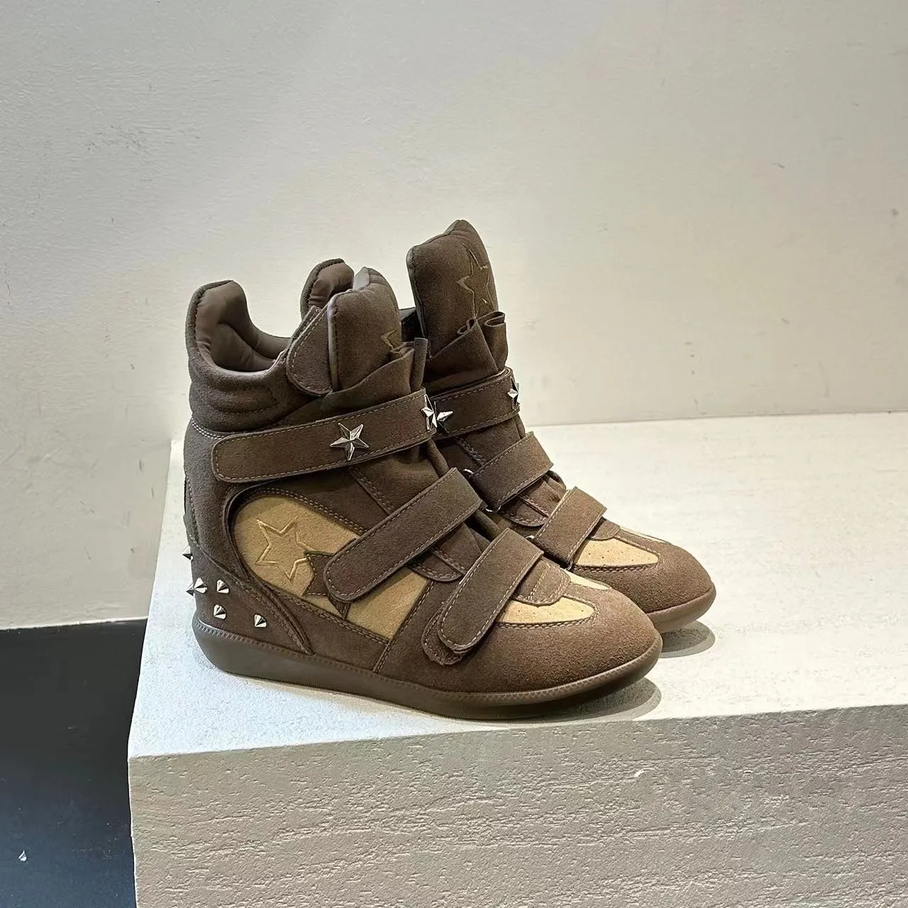 

Женские высокие кроссовки из премиальной замши с декором в виде звезд, на платформе, в дерзком панк-стиле, модный уличный стиль