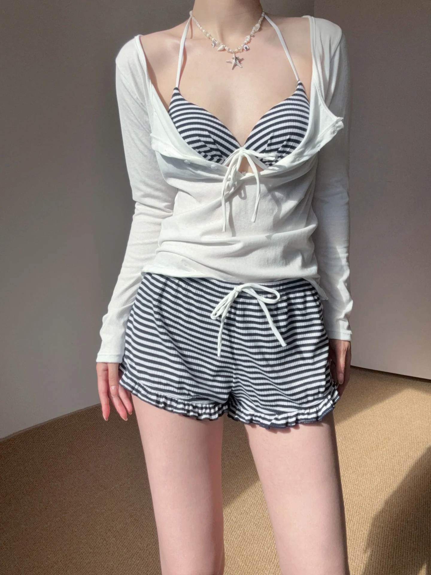 

Сексуальный термокомплект бикини в полоску из трех предметов: женский раздельный купальник со стальными бретелями и эффектом пуш-ап, пляжная накидка для женщин