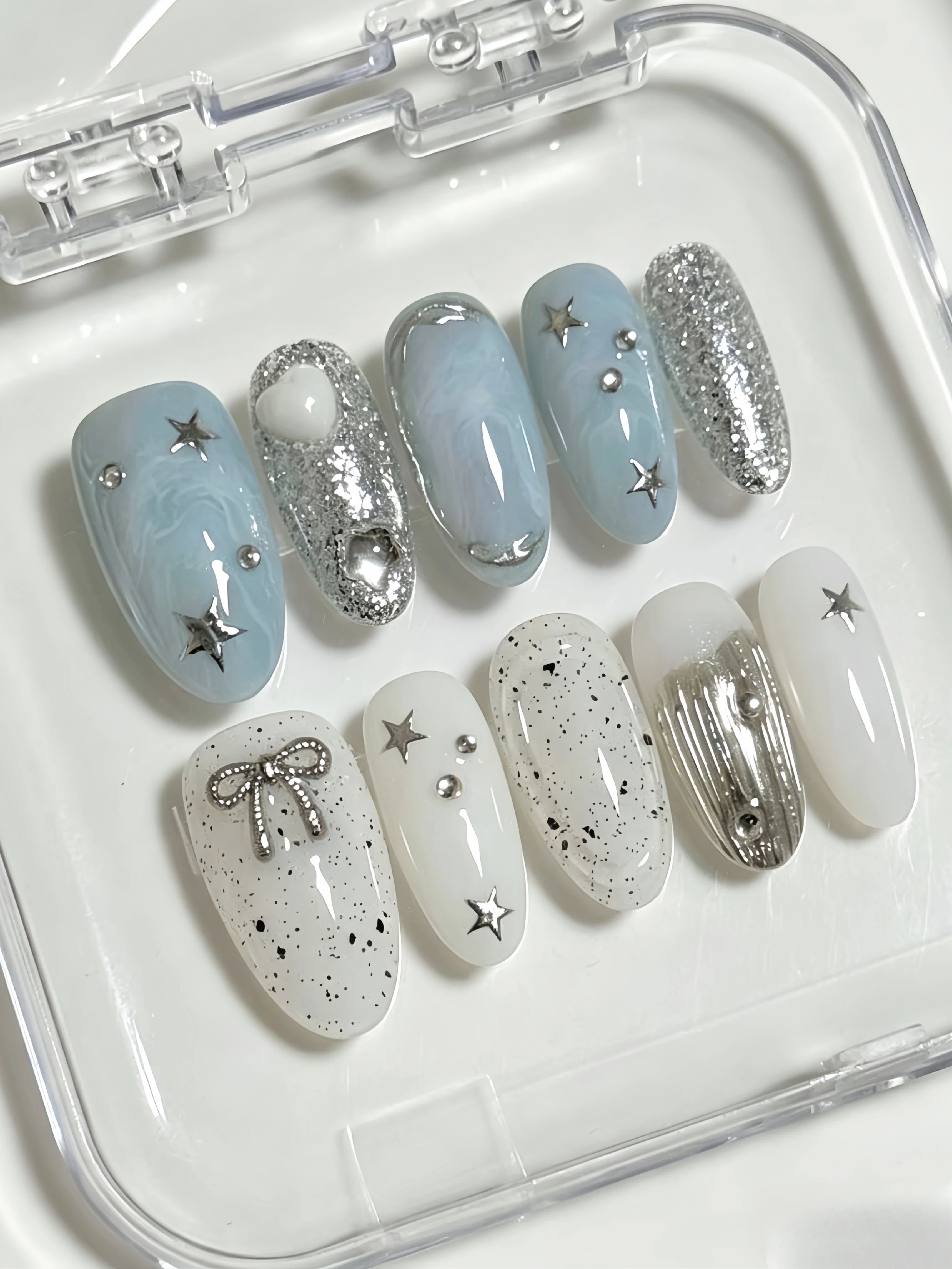 10 Pieces of Medium-Length Oval-Shaped Press-On Nails, Misty Ice Blue with Silver Stars and Bowknots, Milky White with Sparkling Glitter, Cool Long Art Nails, Korean Style Ins Simple and Gentle Nail Art, Suitable for Photo Shoots and Afternoon Tea, Removable and Reusable Press-On Fake Nails