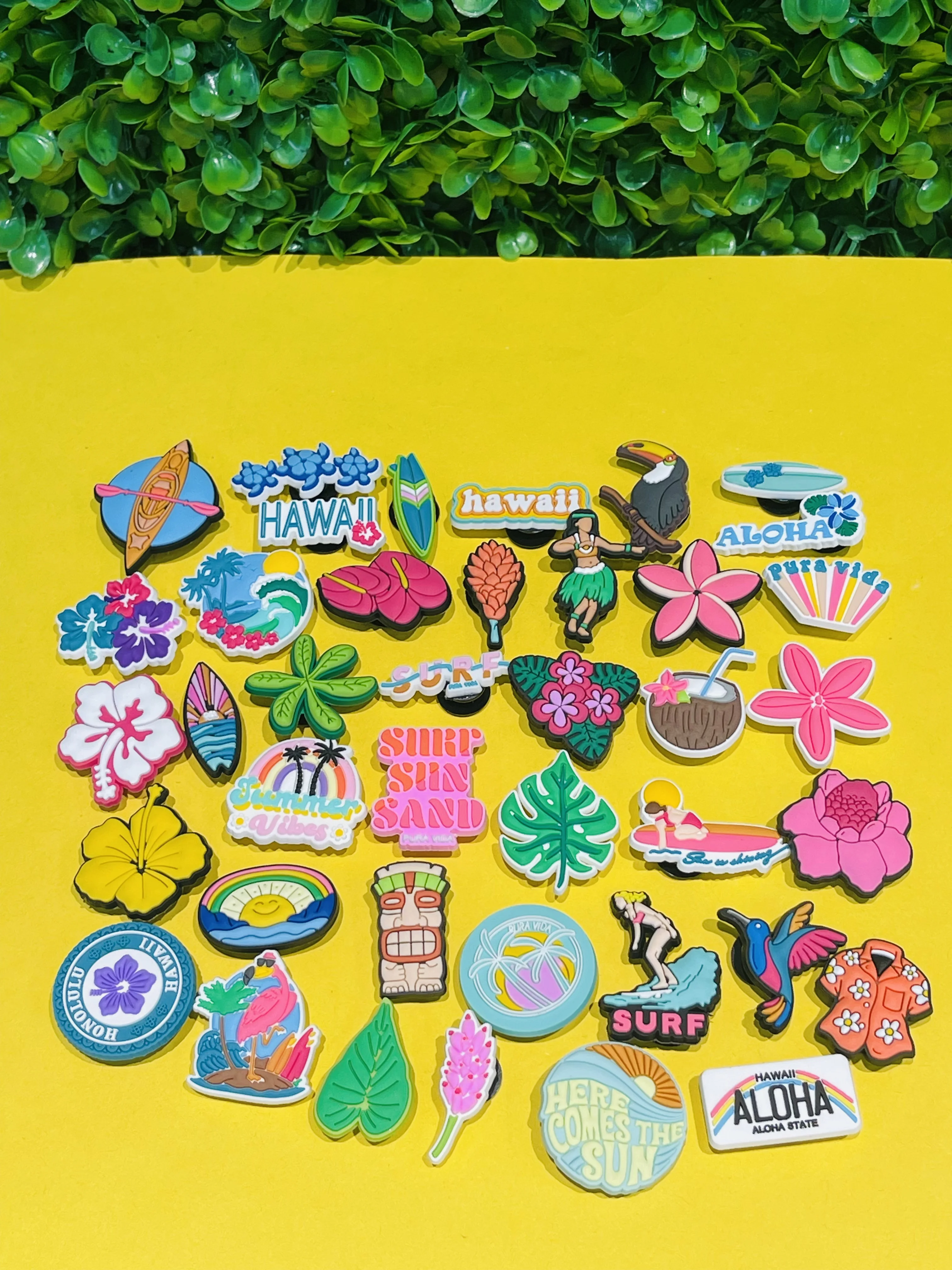 40 pièces Hawaii été vibrations Surf soleil sable fleur feuilles noix de coco Hula oiseau PVC chaussures breloques pour sabots broches trou pantoufle accessoires