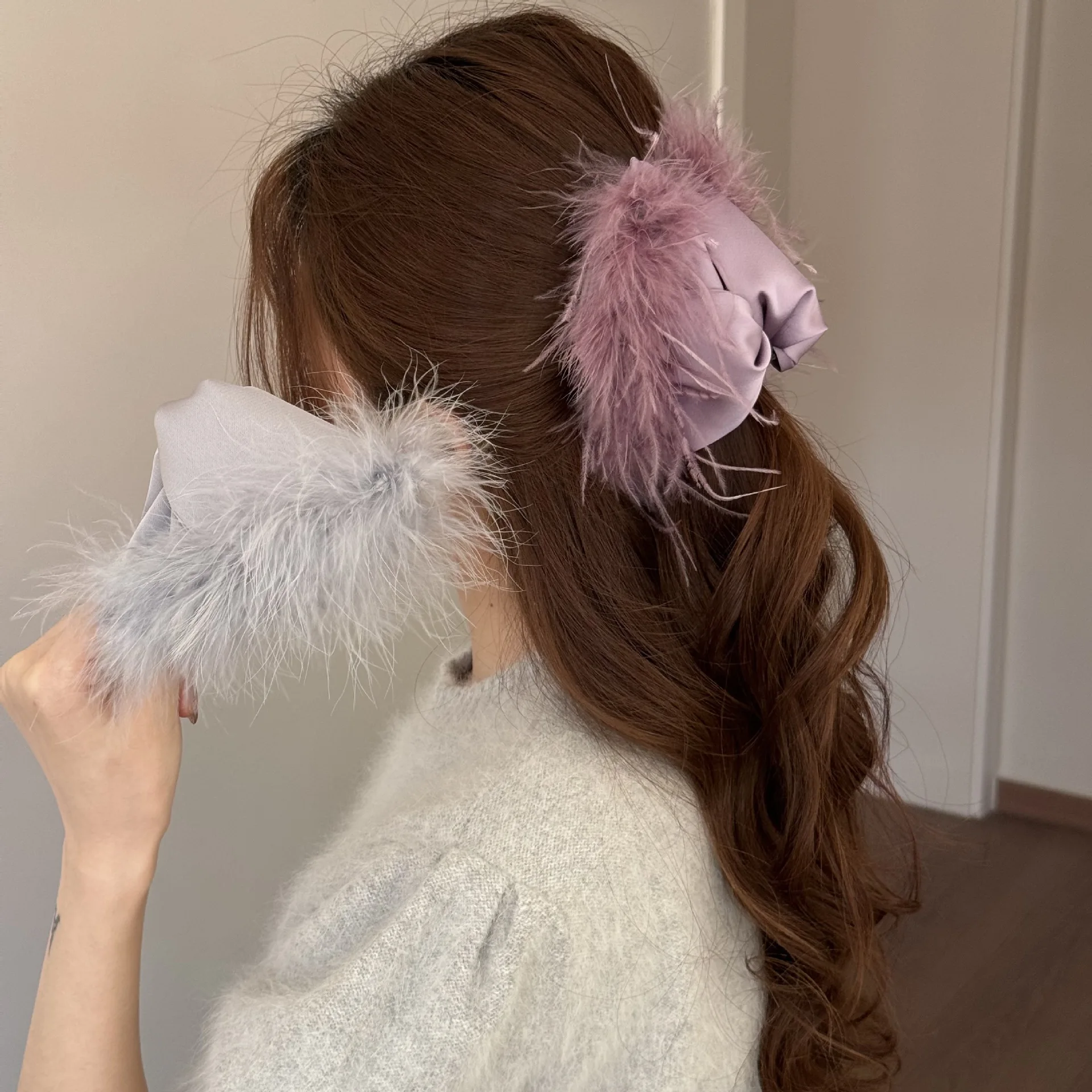 Dreamy Ostrich Feather Satin Hair Claw Clip Fluffy Plush Jaw Clip For Women Elegant Winter Party And Daily Hair Accessory 2026