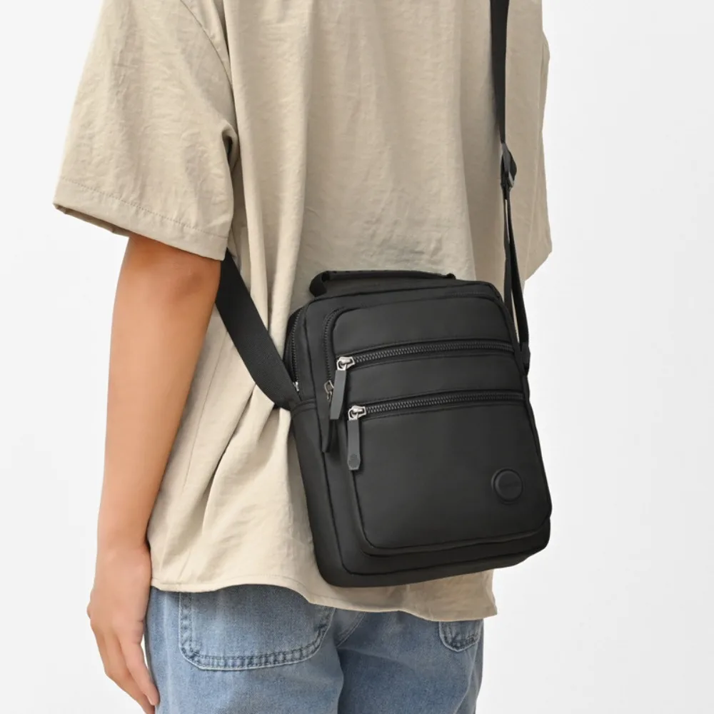 ซิป Multi-Layer Men's Crossbody กระเป๋า Oxford ผ้าแบบพกพาชายธุรกิจกระเป๋าสีทึบเดินทางไหล่เดี่ยวกระเป๋ากลางแจ้ง