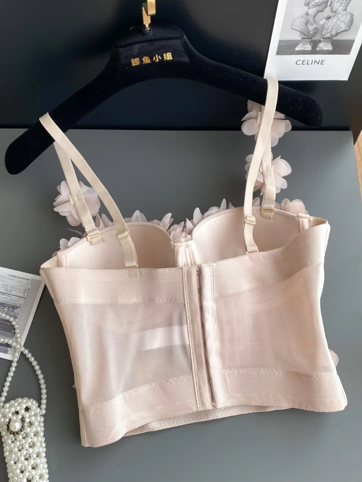 Top Curto F Estilo Tubo com Alça Floral 3D, Sensação de Luxo e Elegância, Ajuste Slim, Crimento Regular, Estilo Cas...