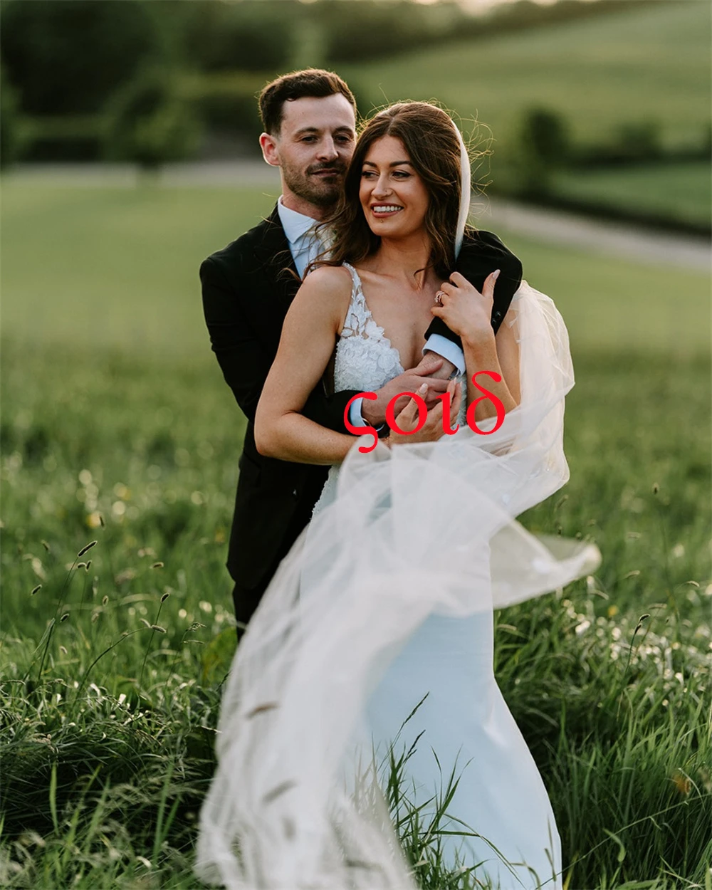 

Customized Soft White Organza Wedding Dress Exquisite V-neck Bridal Gowns Off the Shoulder Sleeveless Chapel Train Wedding Dress