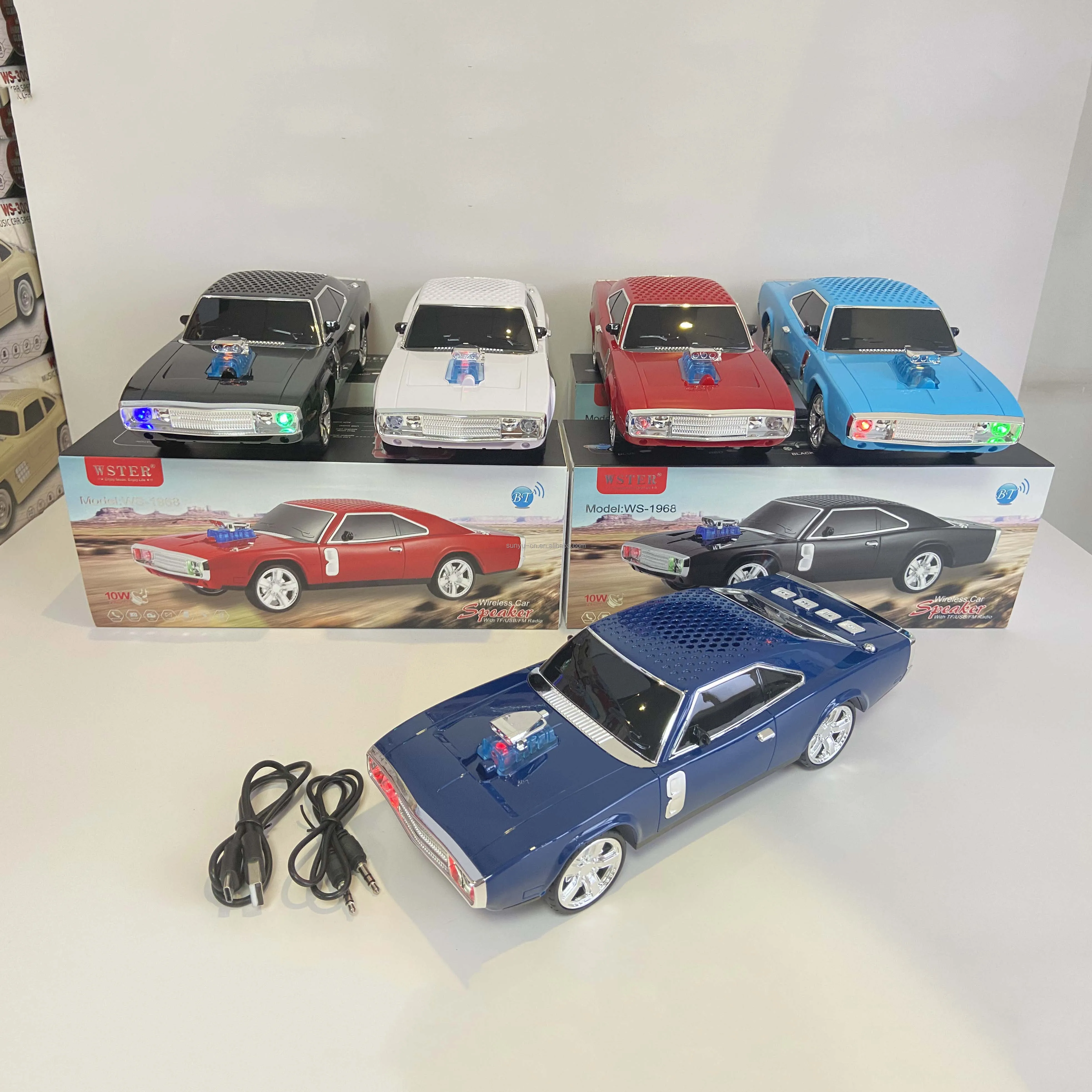 

Беспроводная Bluetooth-колонка WS-1968 в стиле винтажного классического автомобиля с сабвуфером, LED-подсветкой, поддержкой TF-карт, FM-радио, AUX и USB-плеером