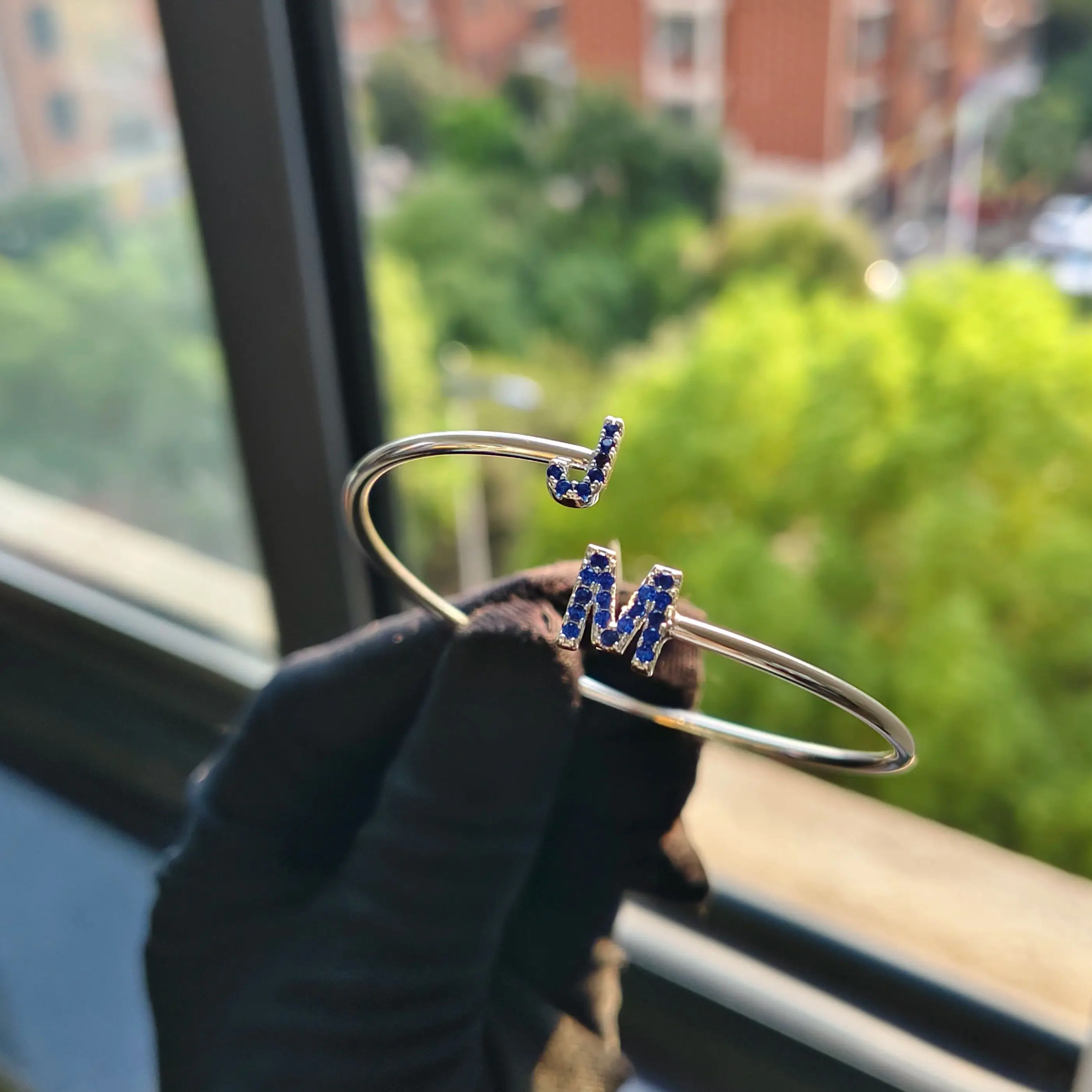 

DHQH Новый оптовый персонализированный браслет с буквами/логотипом и бриллиантами, индивидуальный браслет с именем, подарок на день рождения, прямые продажи от производителя