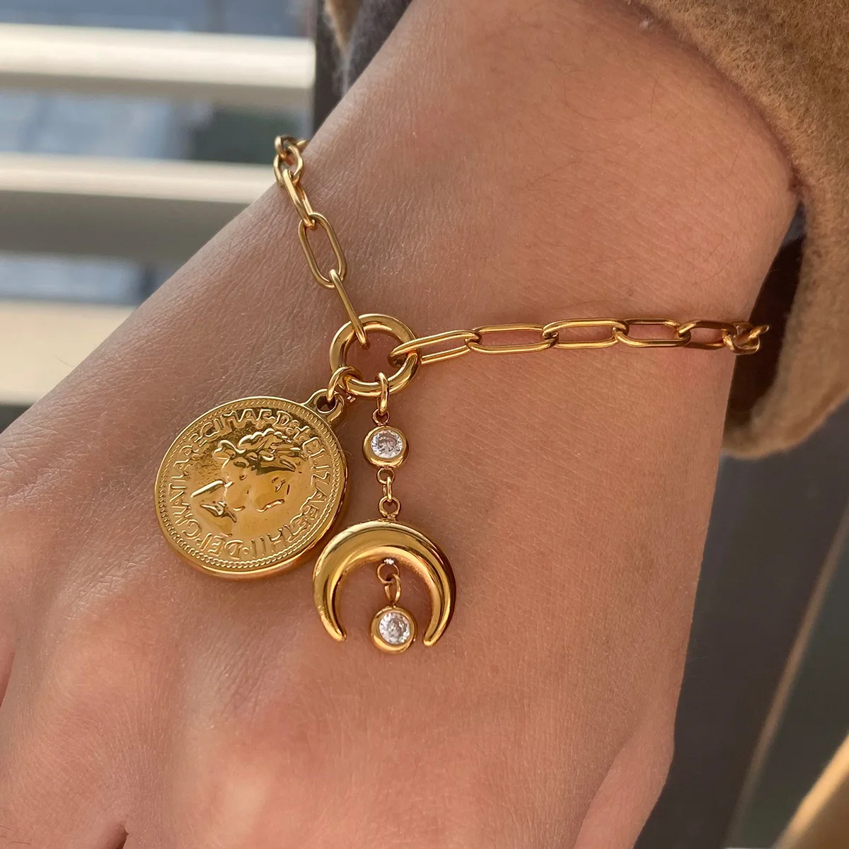 

Stainless steel 18k gold round plate bracelet for women, light luxury, high-end feel, coin pendant, titanium steel jewelry