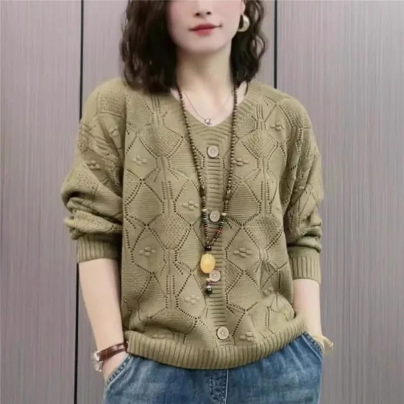 Simple versatile new spring autumn solid color hollow V-neck women\'s button pull over fashion loose long sleeved knitted top