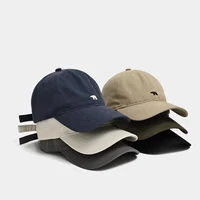 Gorra de béisbol bordada con oso polar versátil de verano con ala grande para una cara pequeña, gorra unisex de pico de pato tanto para hombres como para mujeres.