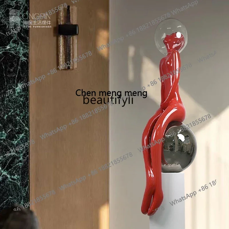 cc182R 大型の床から天井までの抽象的な人物彫刻の装飾品、リビングルームのソファの横、ニッチな高級装飾品の隣