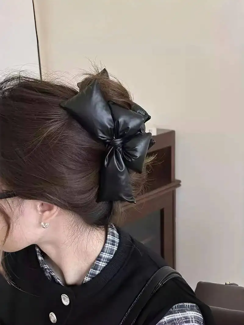 Schwarze Statement-Haarspange aus PU-Leder mit Schleife – stilvolles und zeitloses Design – Detail 1