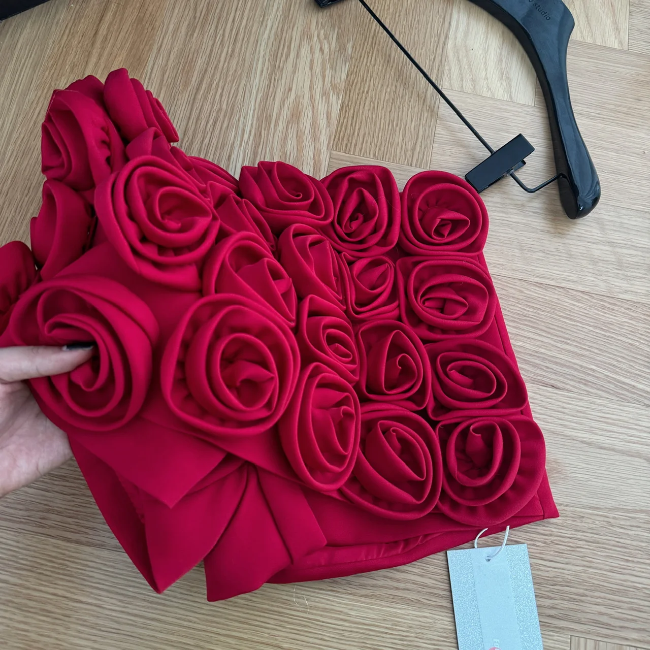 กระโปรงขาสั้นสไตล์ใหม่สำหรับฤดูใบไม้ร่วง ตกแต่งด้วยดอกกุหลาบสามมิติ ดีไซน์หรูหราสง่างาม เหมาะสำหรับผู้หญิงที่ต้องการความสง่างามและมีสไตล์