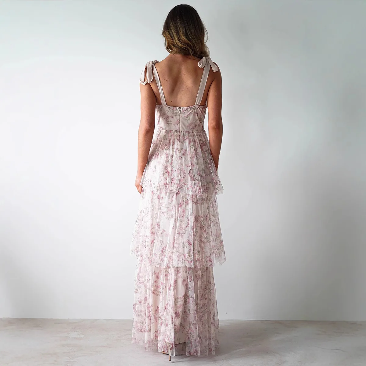 Elegantes, herzförmiges, langes Kleid mit Spaghettiträgern, Blumenmuster und frischem Kuchenmuster in Rosa