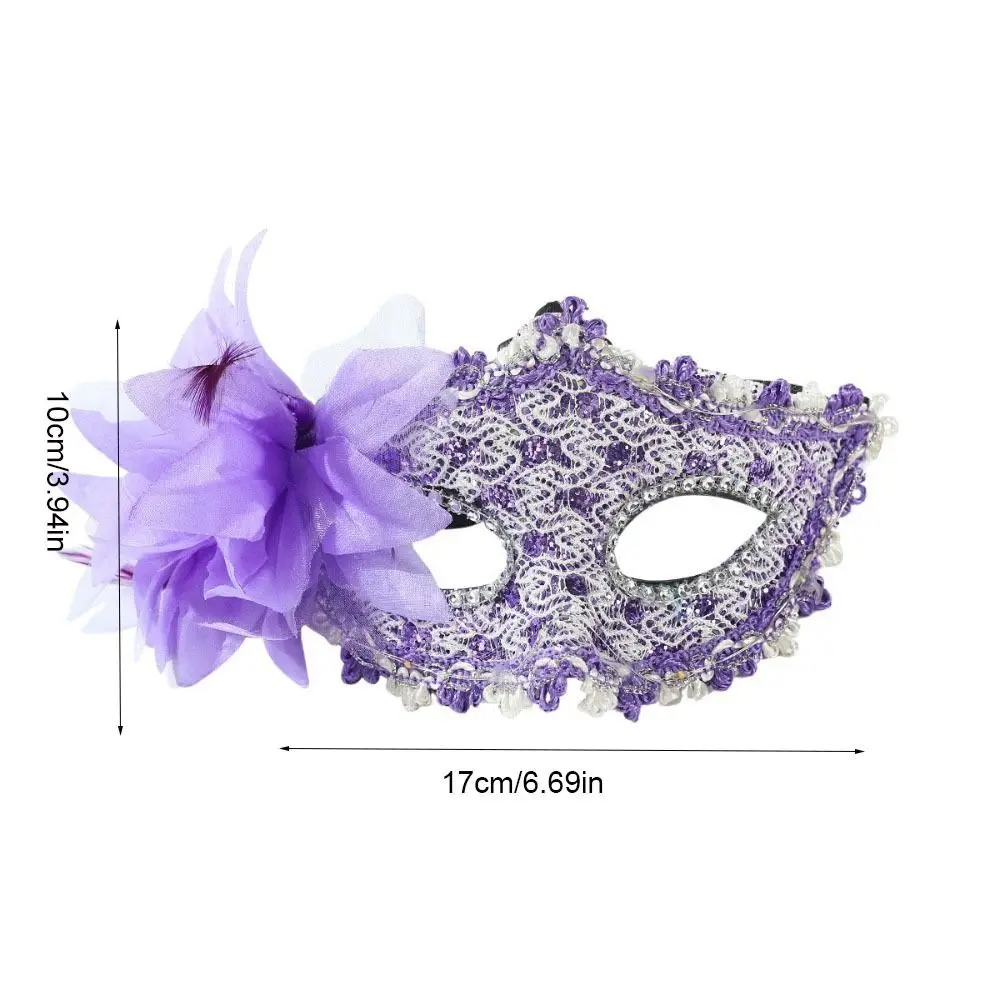 หน้ากากพลาสติกแบบมีไฟ LED รุ่นควีน พร้อมลูกไม้ ประดับขนนกและดอกไม้  หน้ากากแต่งหน้าแบบครึ่งหน้า  หน้ากากแฟนซีสไตล์เวนิส สำหรับผู้หญิง