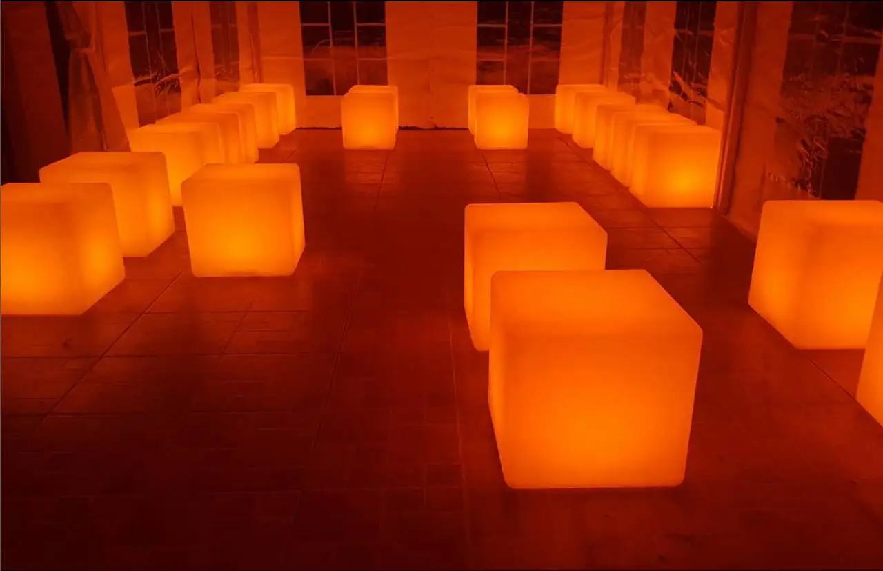 مصباح LED بلاستيكي حديث قابل للتعديل 30-50 سم تصميم مكعب متوهج ثلاثي الأبعاد كرسي بار مضيء للاستخدام المنزلي والبار والمركز