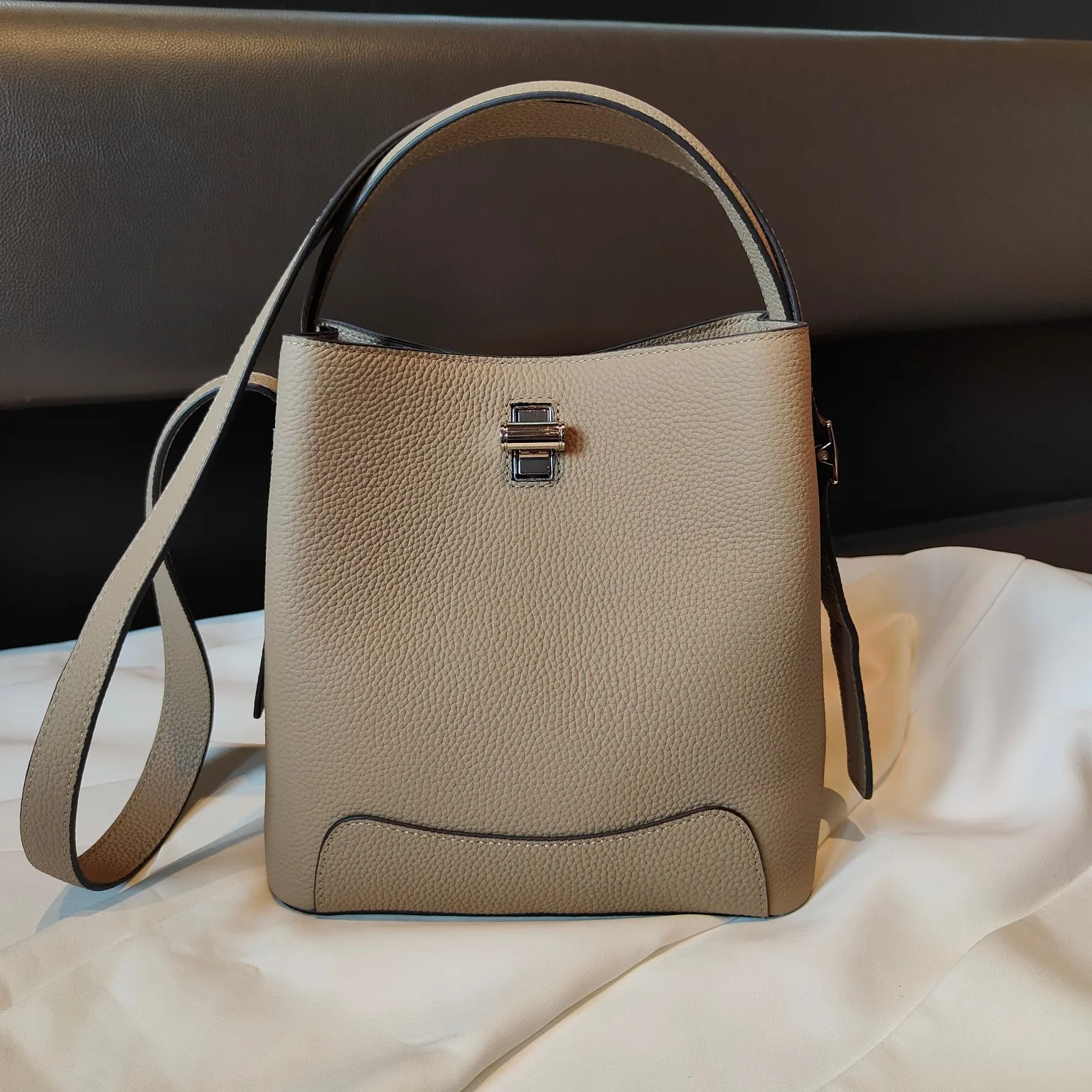 2025 New Leather Women's Bag Commuter Large Capacity Full-Grain Cowhide Shoulder Fashion Bucket Bag
