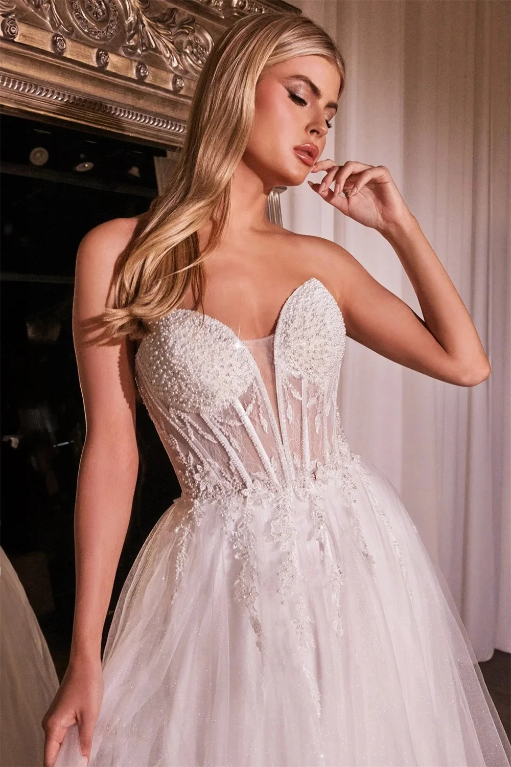 Abiti da sposa con spacco alto lato bianco personalizzato Tokyo Abiti da sposa in tulle senza maniche senza spalline Abiti da sposa a trapezio con cerniera posteriore