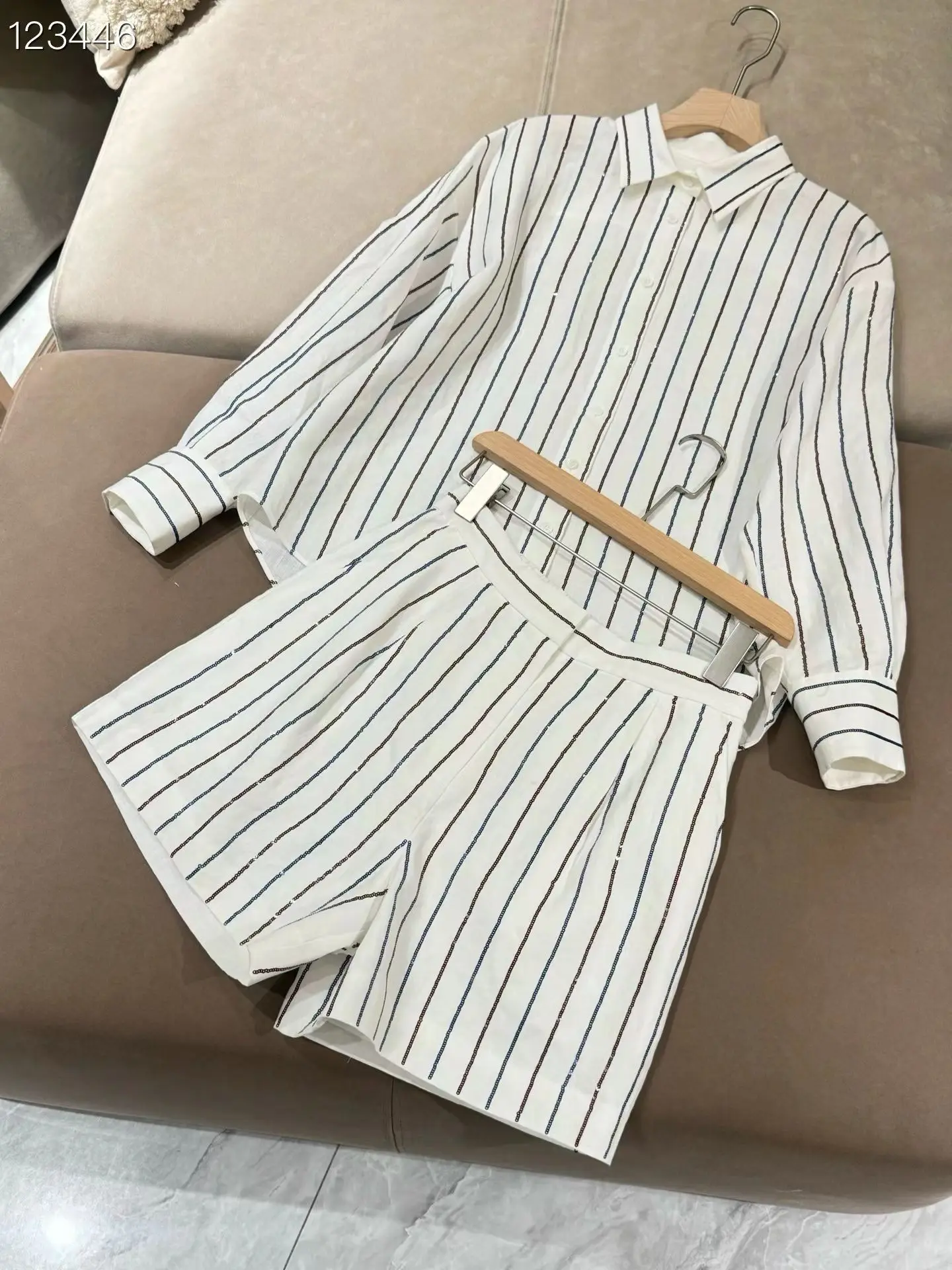 

Весенний женский комплект 2026: рубашка с пайетками и полосками, отложным воротником, на одной пуговице, с длинным рукавом + шорты с высокой талией, повседневный льняной костюм