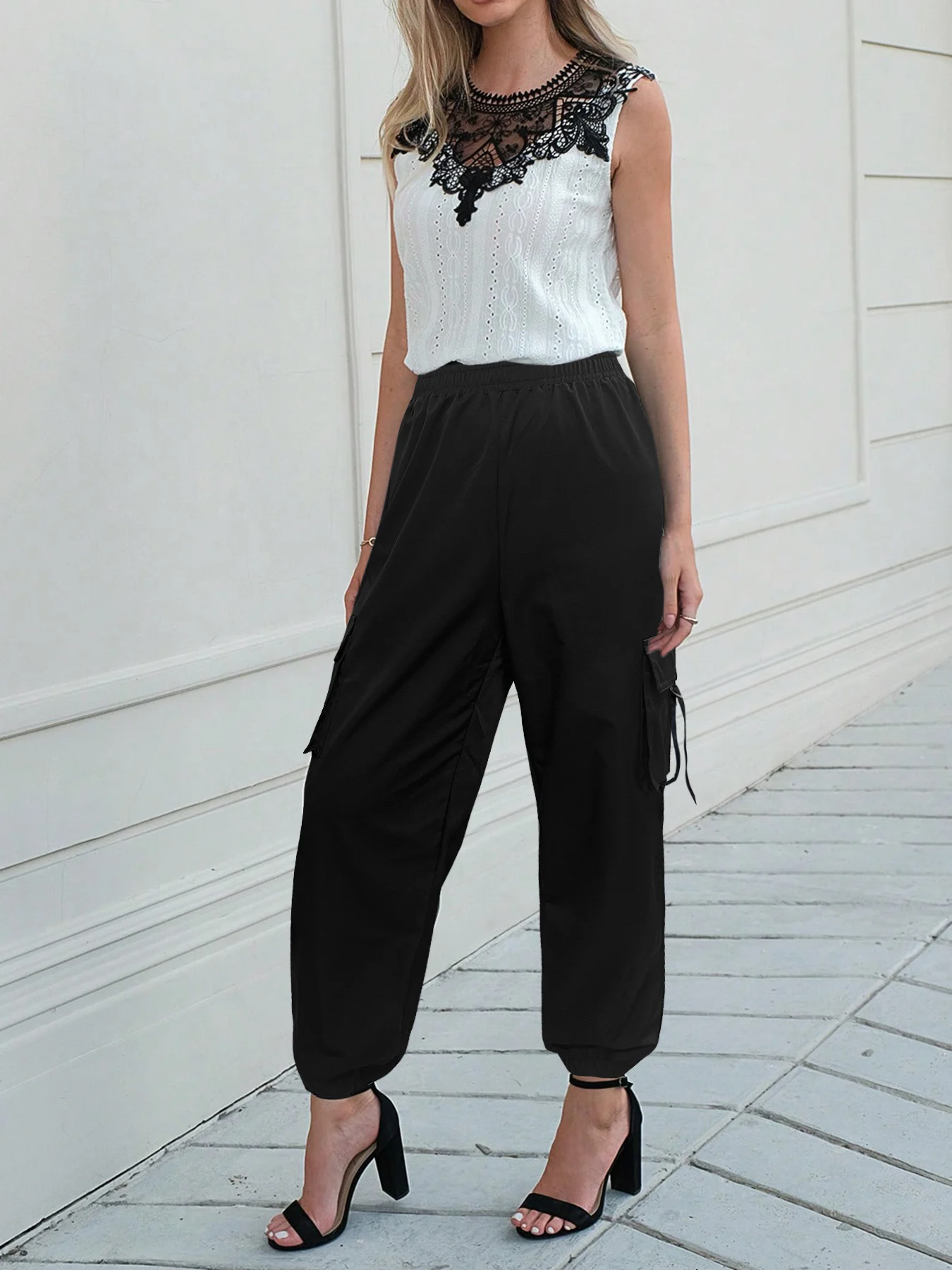 กางเกงเอี๊ยมเอวยางยืดสีพื้นเรียบง่ายสำหรับผู้หญิง เอวสูง มีกระเป๋าแบบฝาปิด ดีไซน์ริบบิ้น ทรงเข้ารูป เหมาะสำหรับใส่เดินเล่น