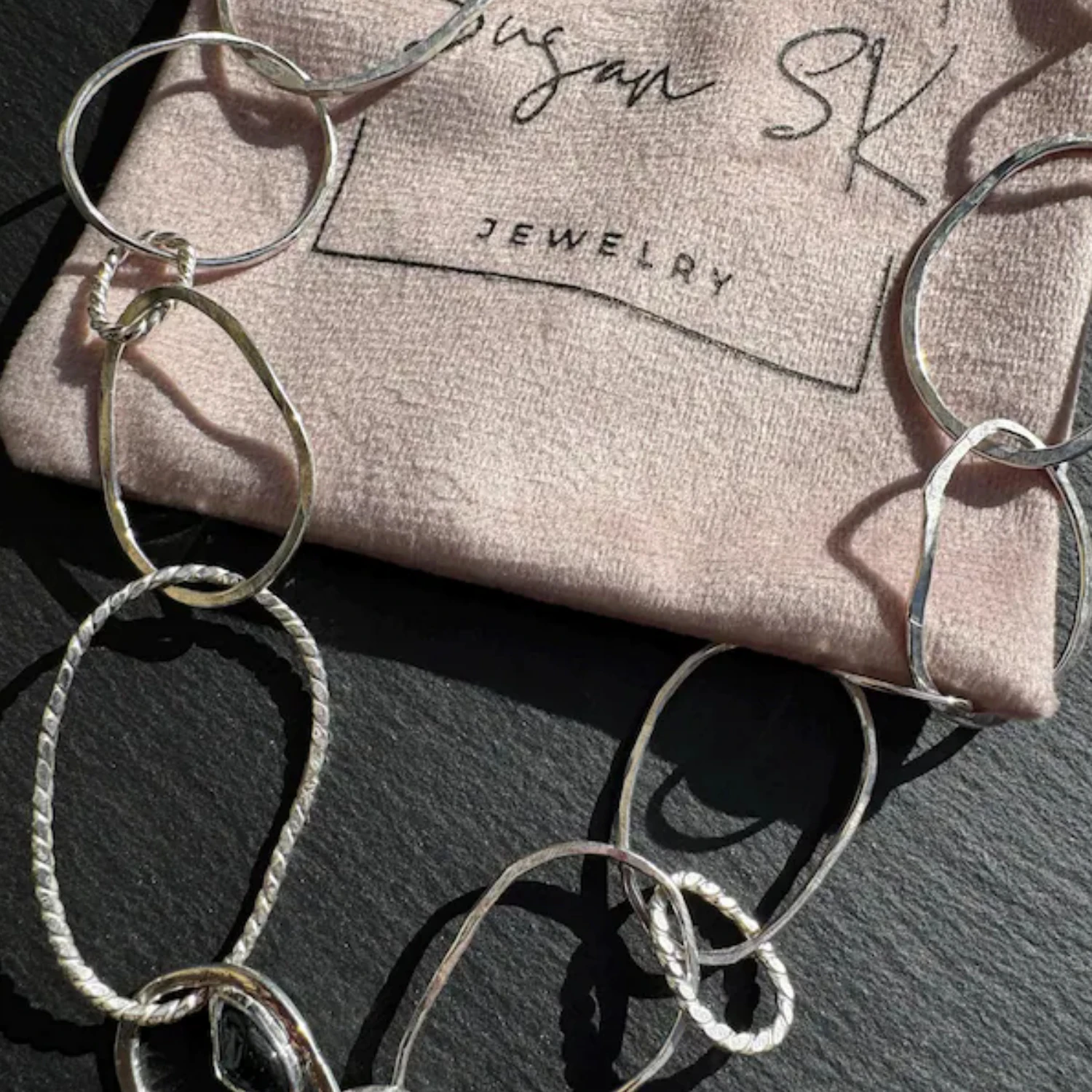 

Персонализированная фиолетовая шкатулка для драгоценностей из 20 шт. с мешочком из микрофибры: набор упаковки с логотипом