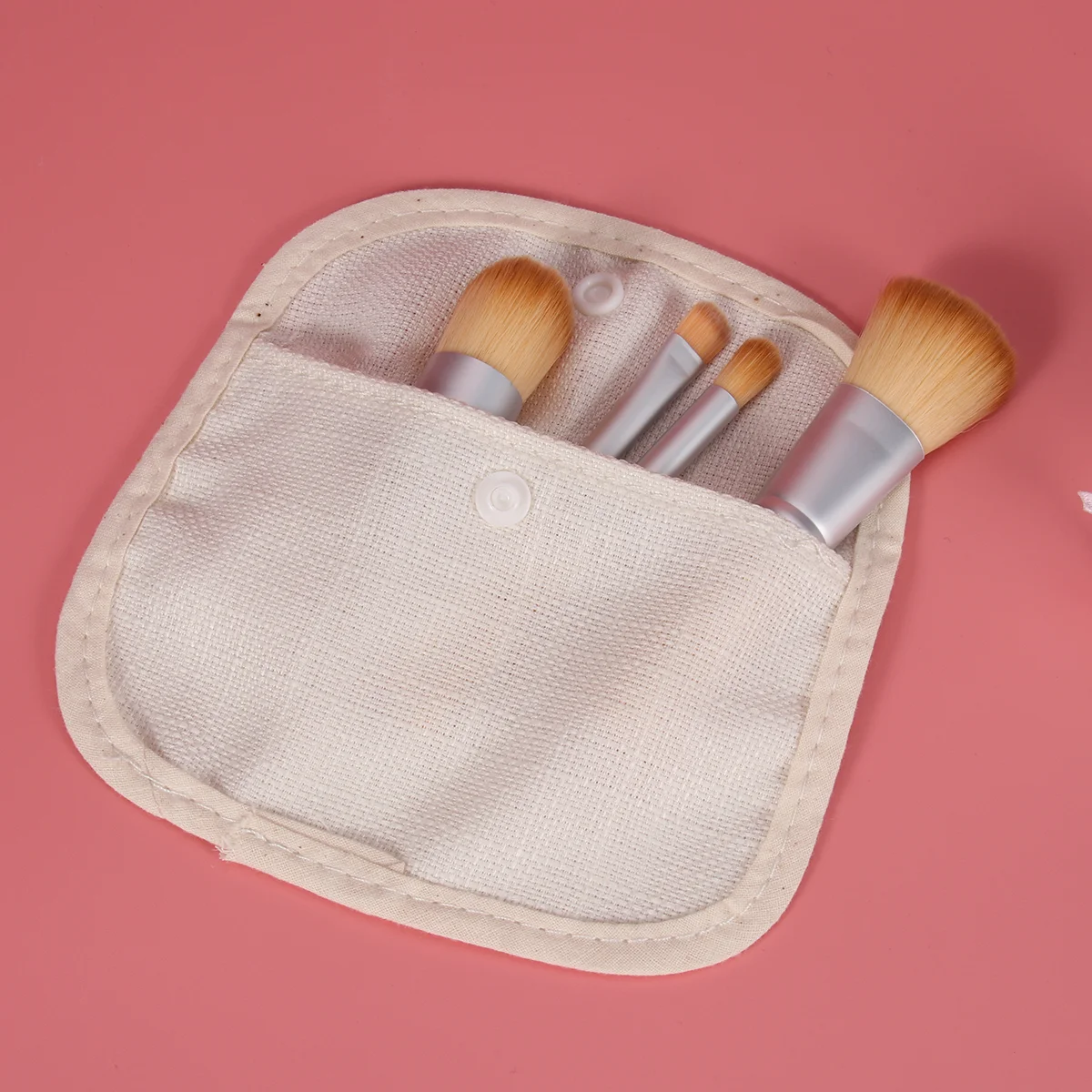 

4pcs Bamboo Handle Bristles Makeup Brush Cosmetics Powder Blush Brush Kit With Linen Bag for Woman makeup set